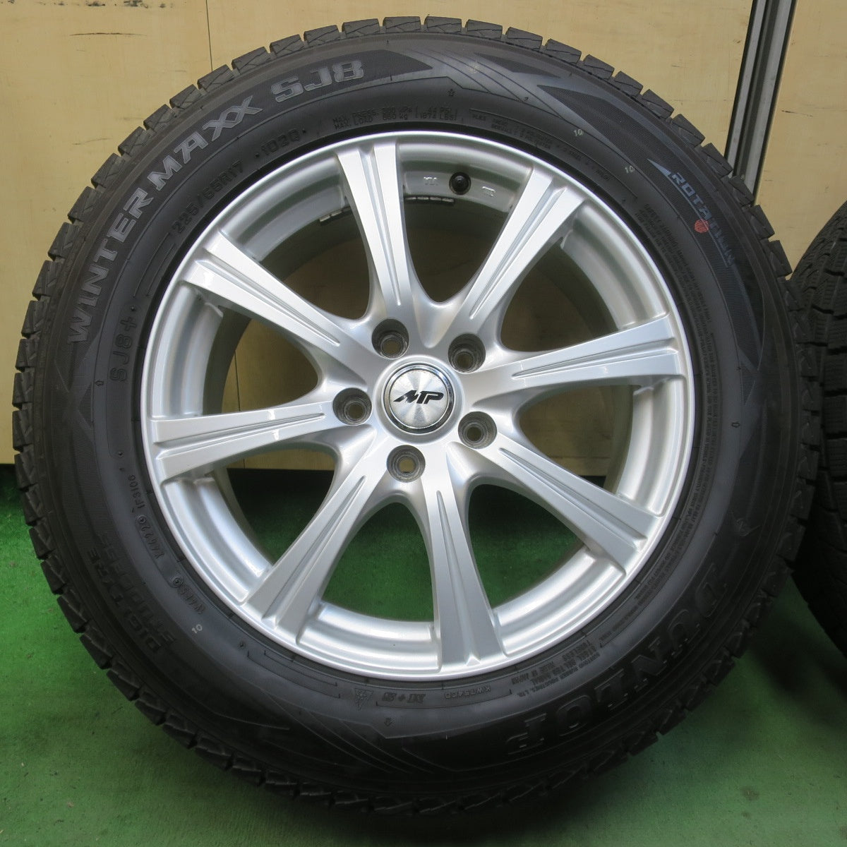 バリ溝！22年！キレイ！9.5分★スタッドレス 225/65R17 ダンロップ ウインターマックス SJ8 SJ8+ MP-04 17インチ PCD114.3/5H★6022112イス