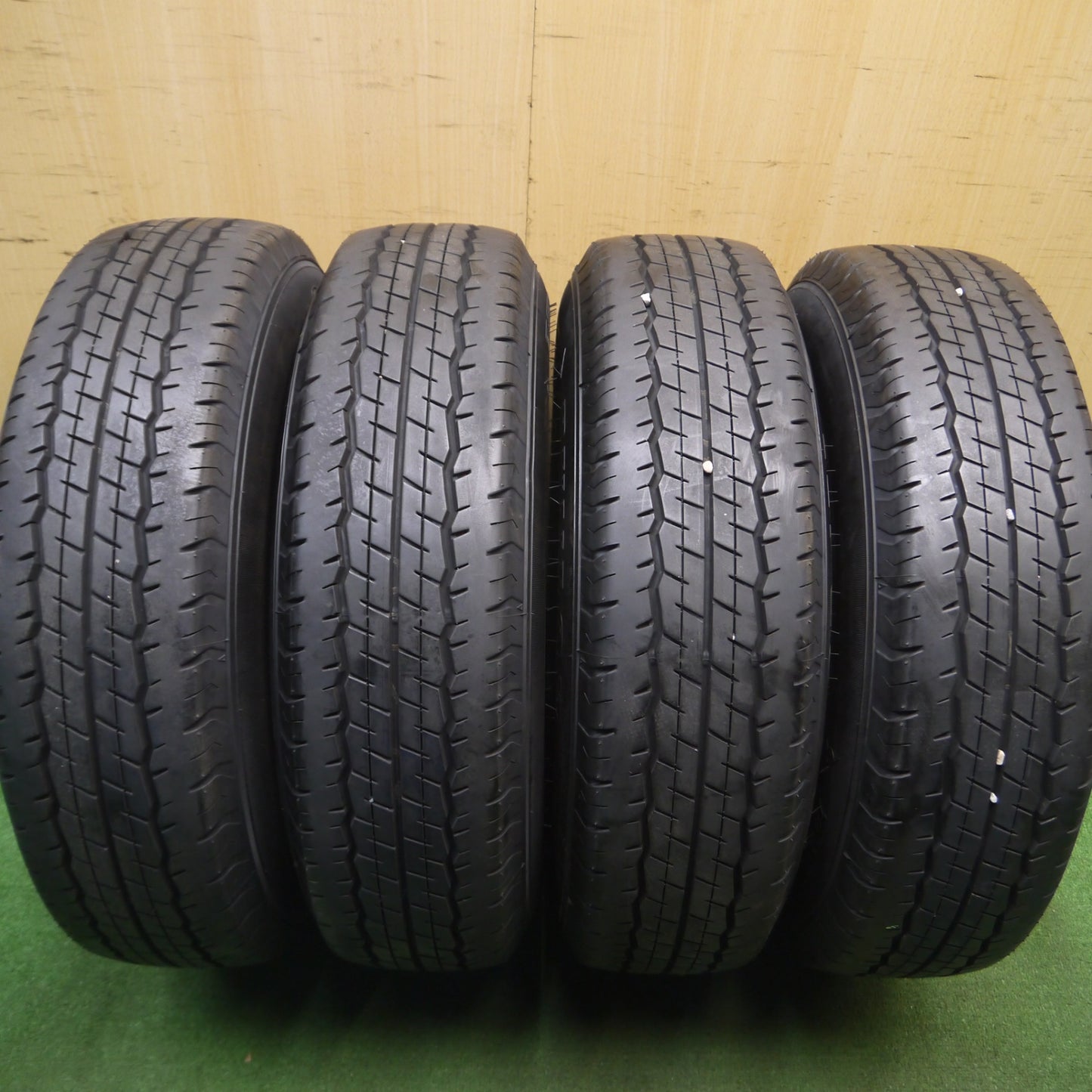 [送料無料] バリ溝！23年！キレイ！9.5分★トヨタ 200系 ハイエース 純正 スチール 195/80R15 107/105N ダンロップ SP175N 15インチ PCD139.7/6H★5012904Hノ