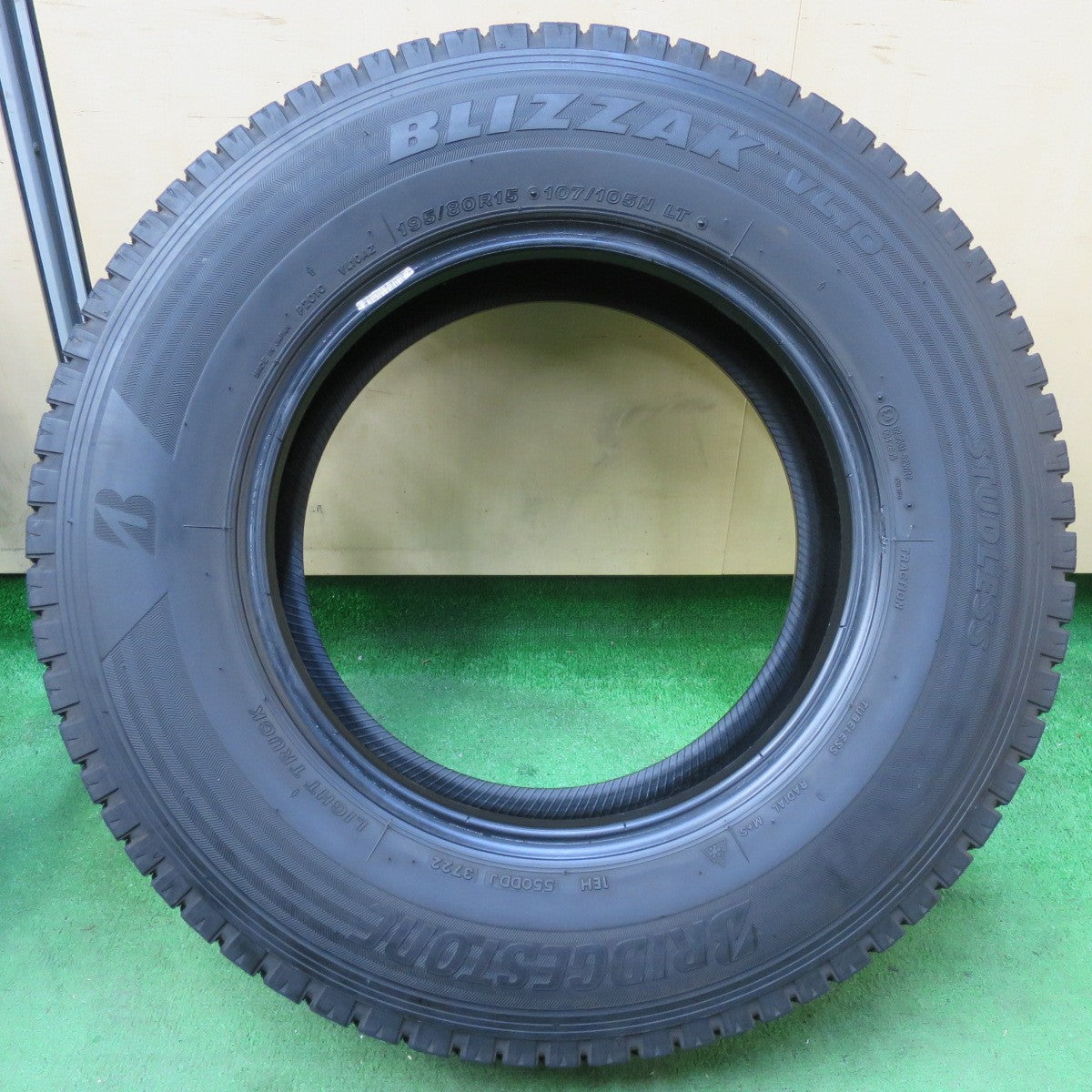 [送料無料] バリ溝！22年！8.5分★スタッドレス 195/80R15 107/105N ブリヂストン ブリザック VL10 タイヤ 15インチ ハイエース キャラバン 等★4110806イスタ