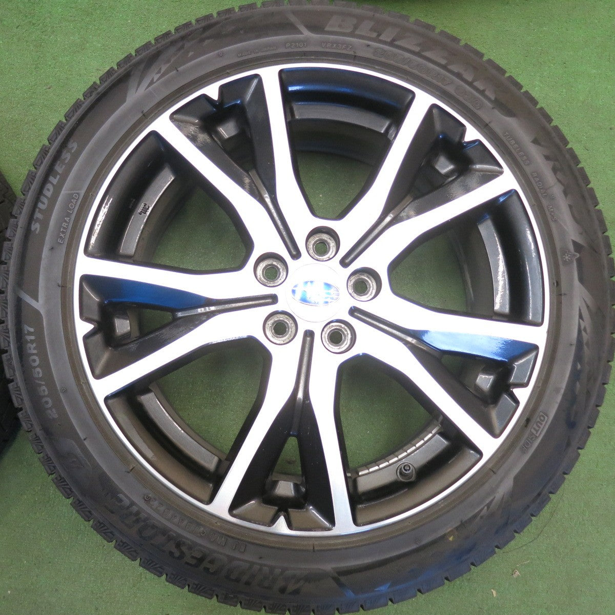 バリ溝！22年！9.5分★スバル インプレッサ スポーツ 純正 205/50R17 スタッドレス ブリヂストン ブリザック VRX3 17インチ PCD100/5H★6051713HAス