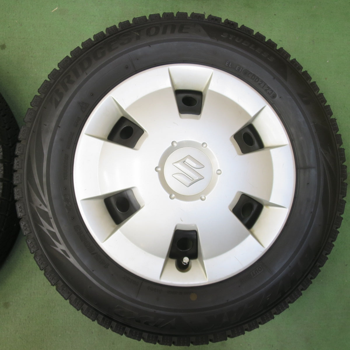 バリ溝！23年！8.5分★スズキ ワゴンR 純正 スチール 145/80R13 スタッドレス ブリヂストン ブリザック VRX2 13インチ PCD100/4H★6043018イス