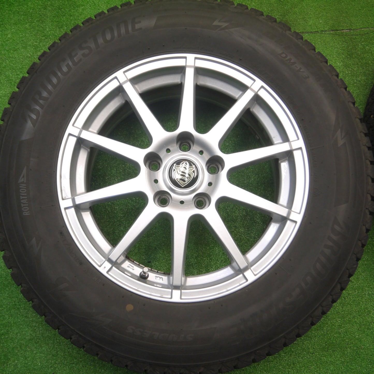 [送料無料] キレイ★スタッドレス 215/70R16 ブリヂストン ブリザック DM-V3 社外 アルミ 16インチ PCD114.3/5H★4091802Hス