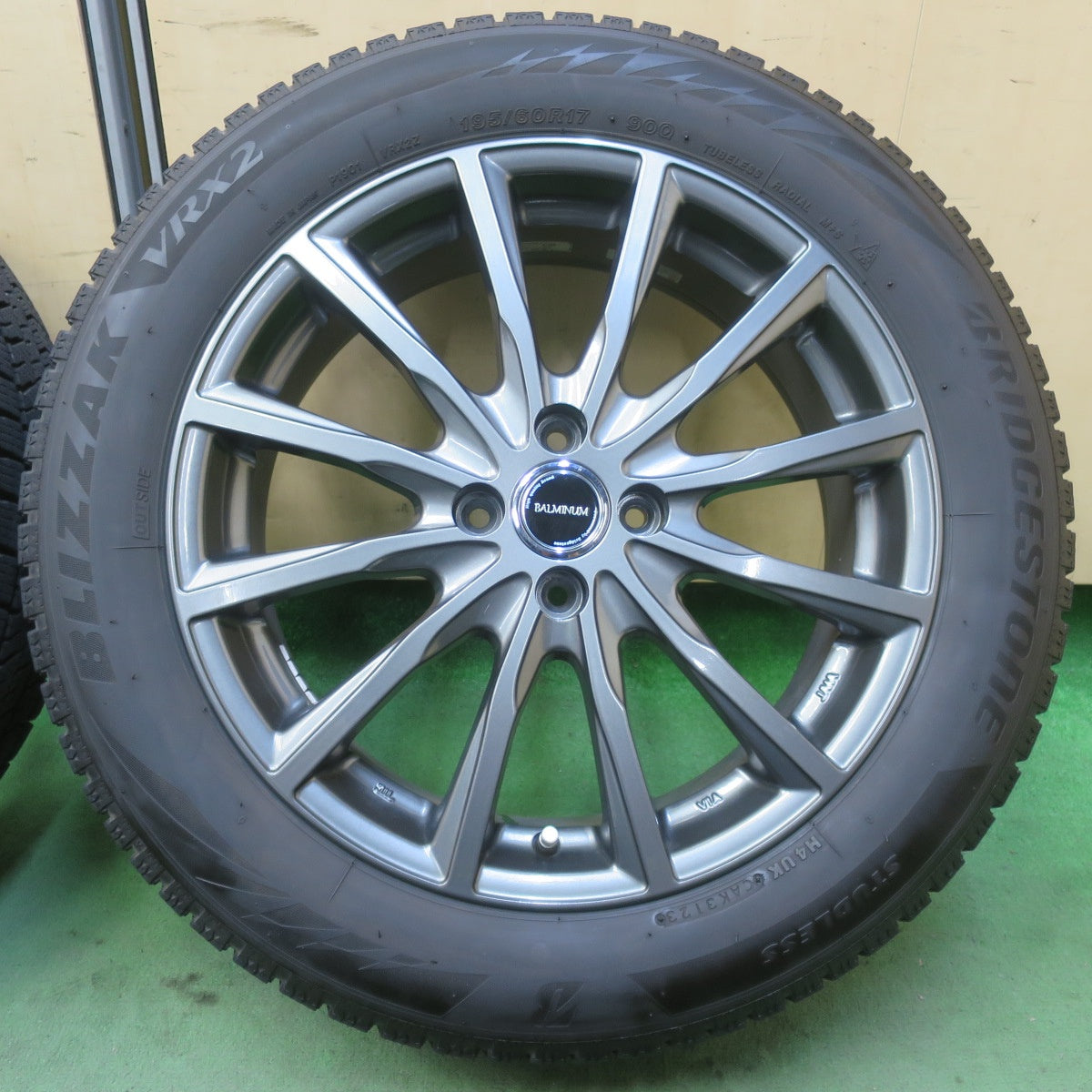 バリ溝！23年！キレイ！8.5分◎スタッドレス 195/60R17 ブリヂストン ブリザック VRX2 BALMINUM AR12 バルミナ 17インチ PCD100/4H◎6080604イス