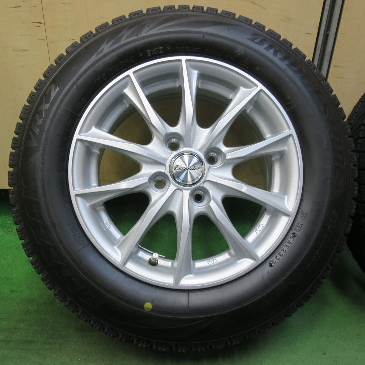 ほぼ未使用！23年★スタッドレス 175/70R14 ブリヂストン ブリザック VRX2 Exceeder エクシーダー 14インチ PCD100/4H★5122304イス
