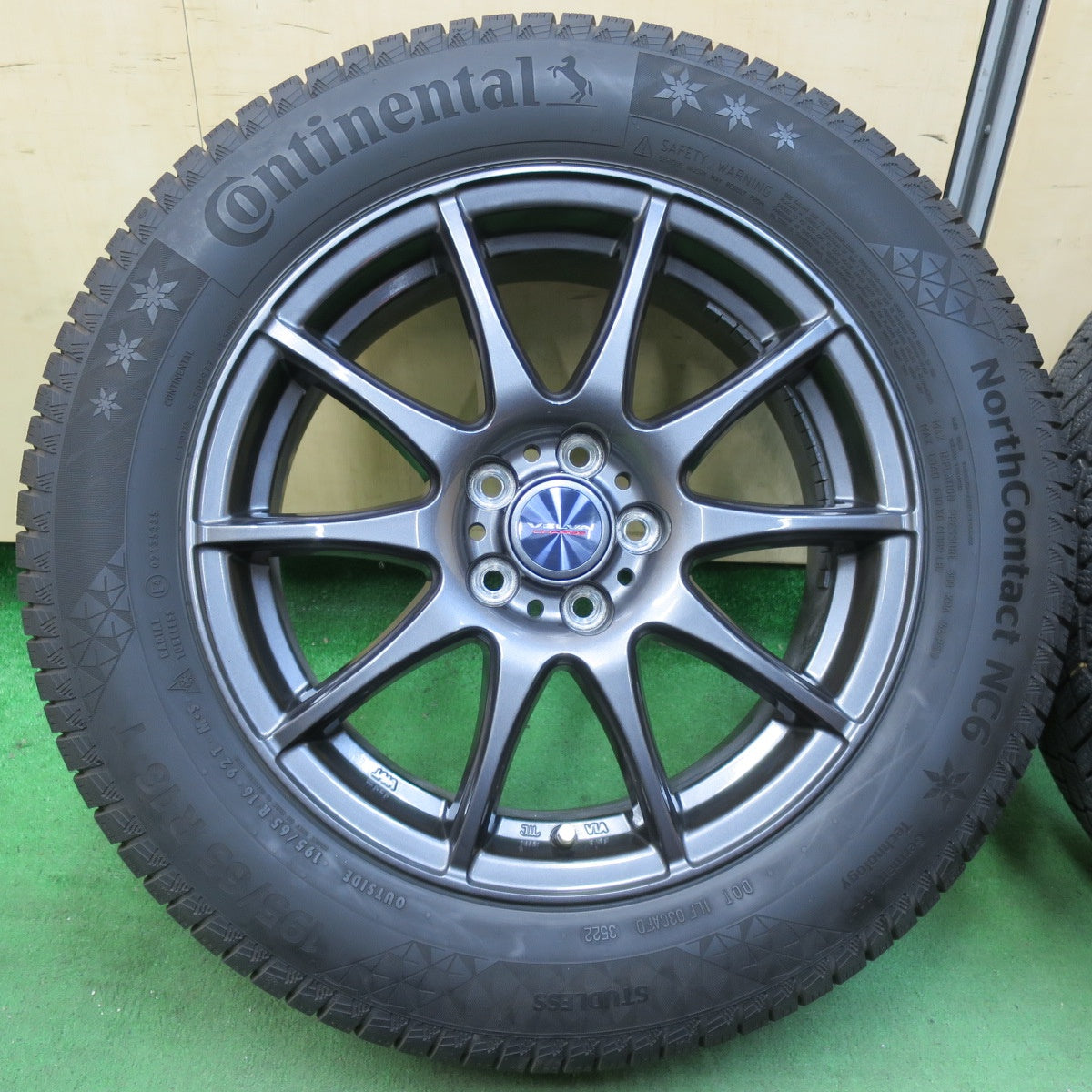[送料無料] バリ溝！22年！キレイ！9.5分以上★ロッキー ライズ 等 195/65R16 スタッドレス コンチネンタル ノースコンタクト NC6 VELVA CHARGE ヴェルヴァ PCD100/5H★5011706イス