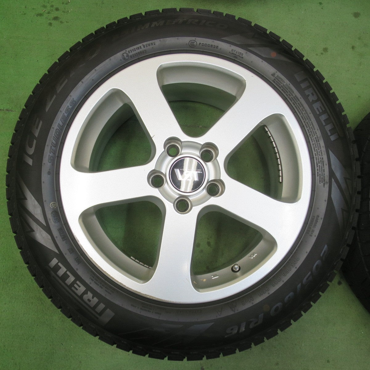 バリ溝！24年！ほぼ10分★ボルボ 等 VST RS 205/60R16 スタッドレス ピレリ アイスゼロ アシンメトリコ 社外 アルミ 16インチ PCD108/5H★6012702イス