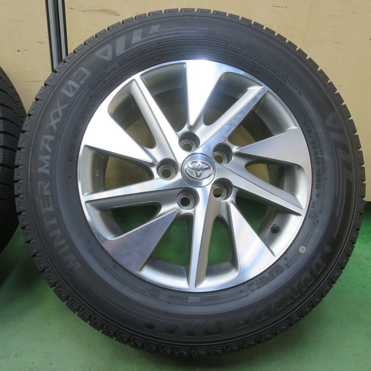 バリ溝！23年！9.5分★トヨタ 20系 アルファード ハイブリッド ヴェルファイア 純正 215/65R16 スタッドレス ダンロップ ウインターマックス03 16インチ PCD114.3/5H★6051406イス