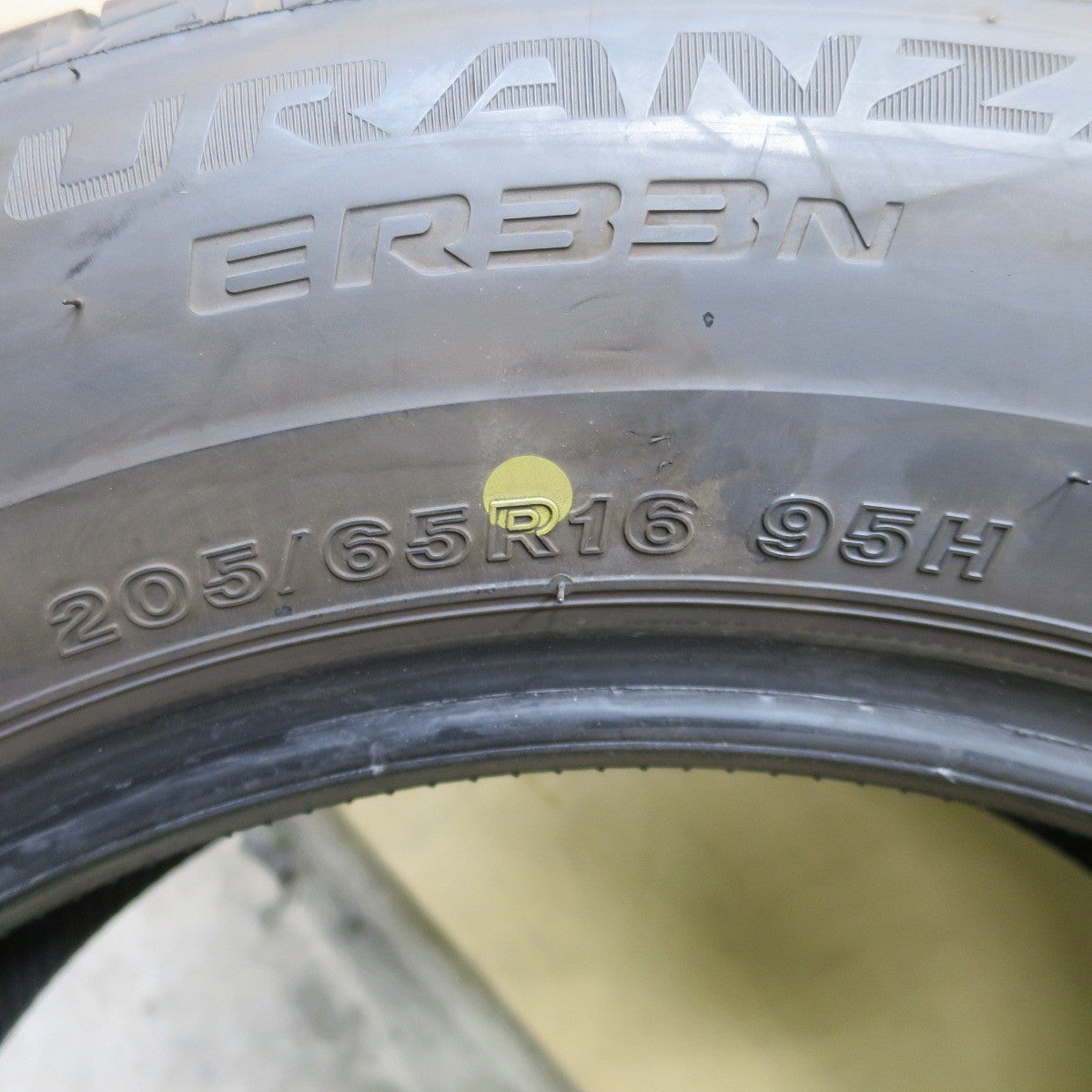 バリ溝！25年！9分！2本◎205/65R16 ブリヂストン トランザ ER33N タイヤ 16インチ アルファード エスティマ カムリ ヤリスクロス CR-V セレナ 等◎6091903NGノタ
