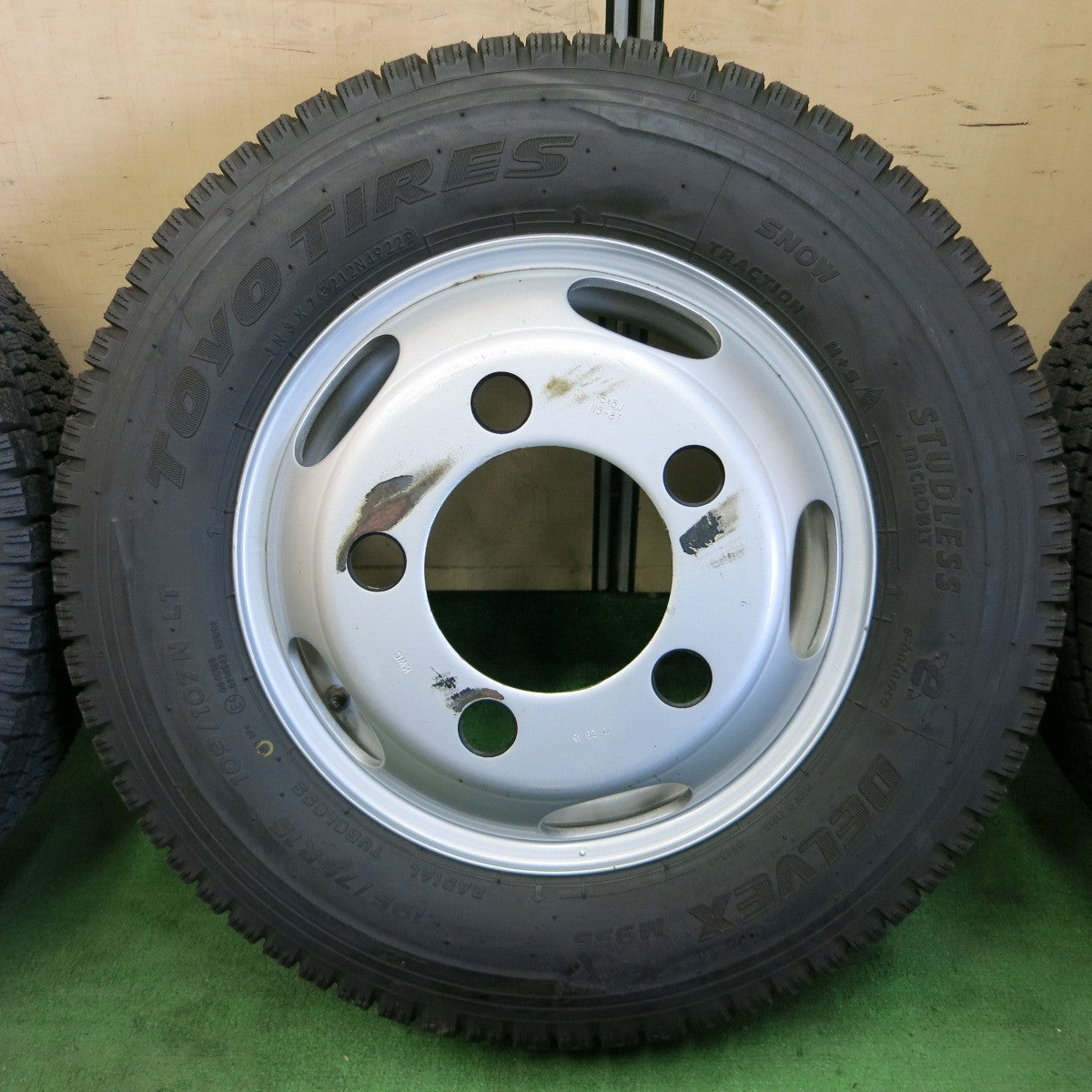 *送料無料* バリ溝！22年！9.5分以上★トラック タイヤ 195/75R15 109/107N スタッドレス トーヨー デルベックス M935 KWC スチール 115-8T PCD208/5H★4061501ナス
