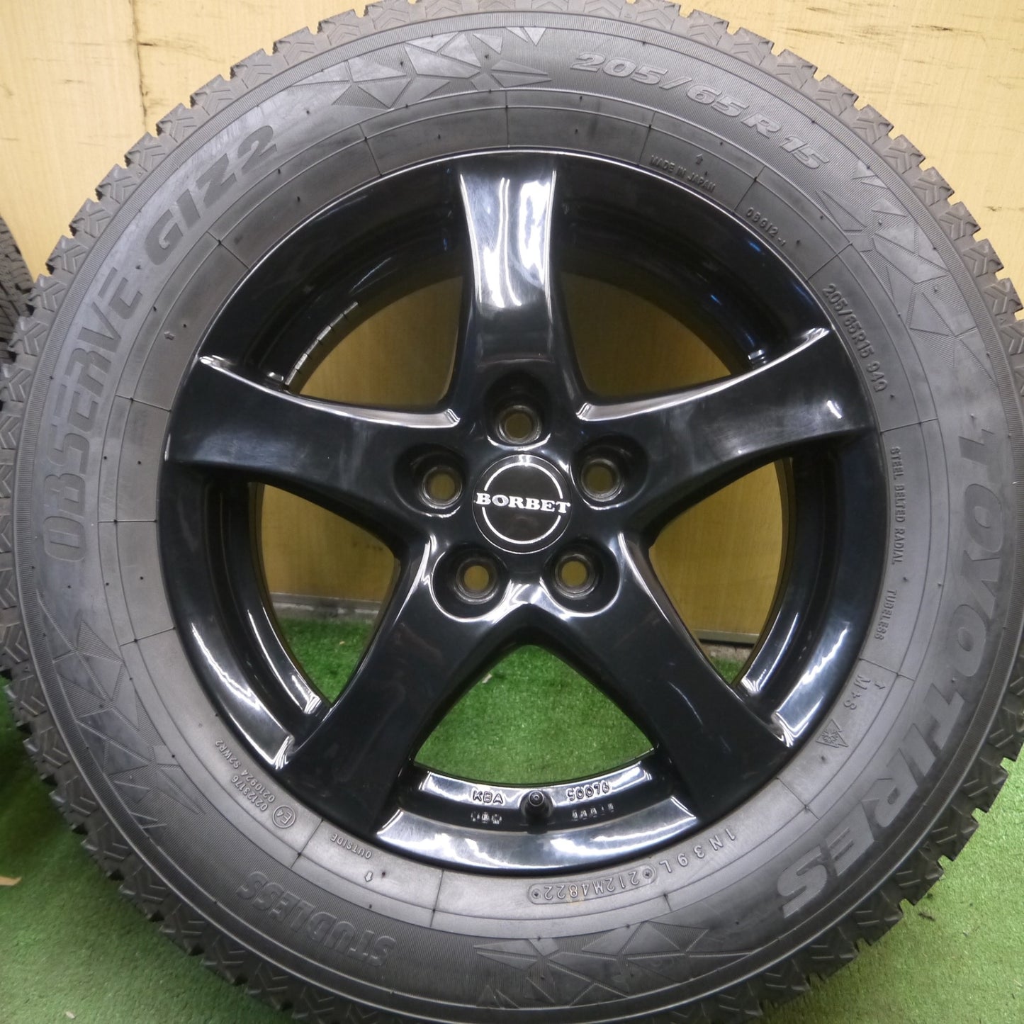 *送料無料* バリ溝！22年！キレイ！9.5分以上★★ワーゲン T-CROSS 等 BORBET 205/65R15 スタッドレス トーヨー オブザーブ GIZ2 ボルベット 15インチ PCD100/5H★4031902Hス