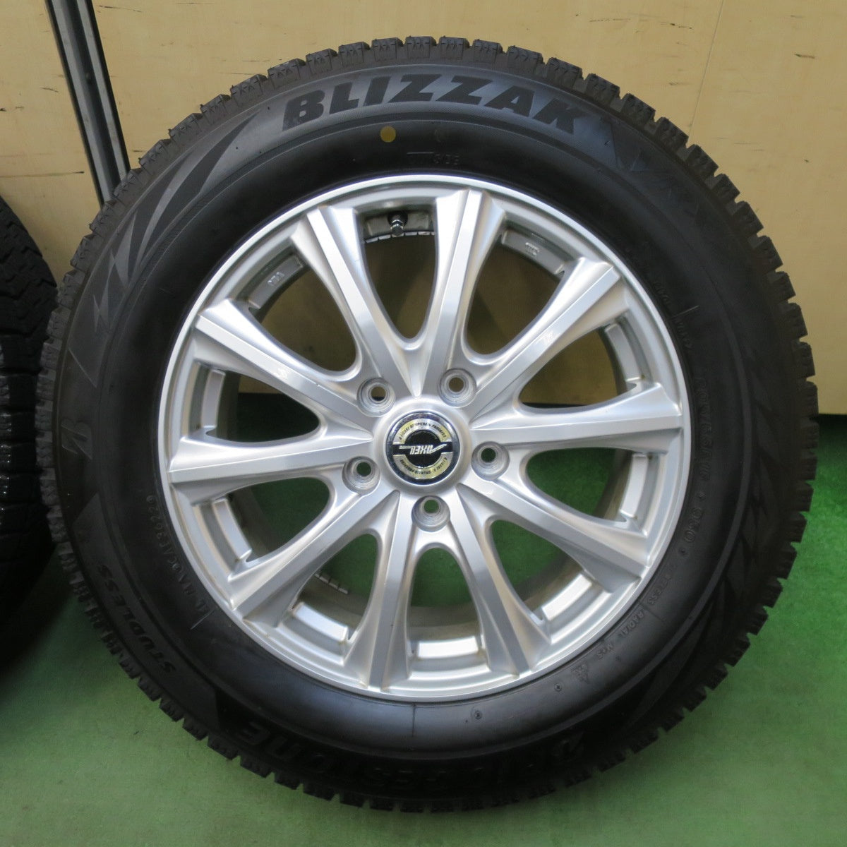 バリ溝！22年！キレイ！9.5分★スタッドレス 205/65R16 ブリヂストン ブリザック VRX2 AXEL アクセル 16インチ PCD114.3/5H★5111006TTス