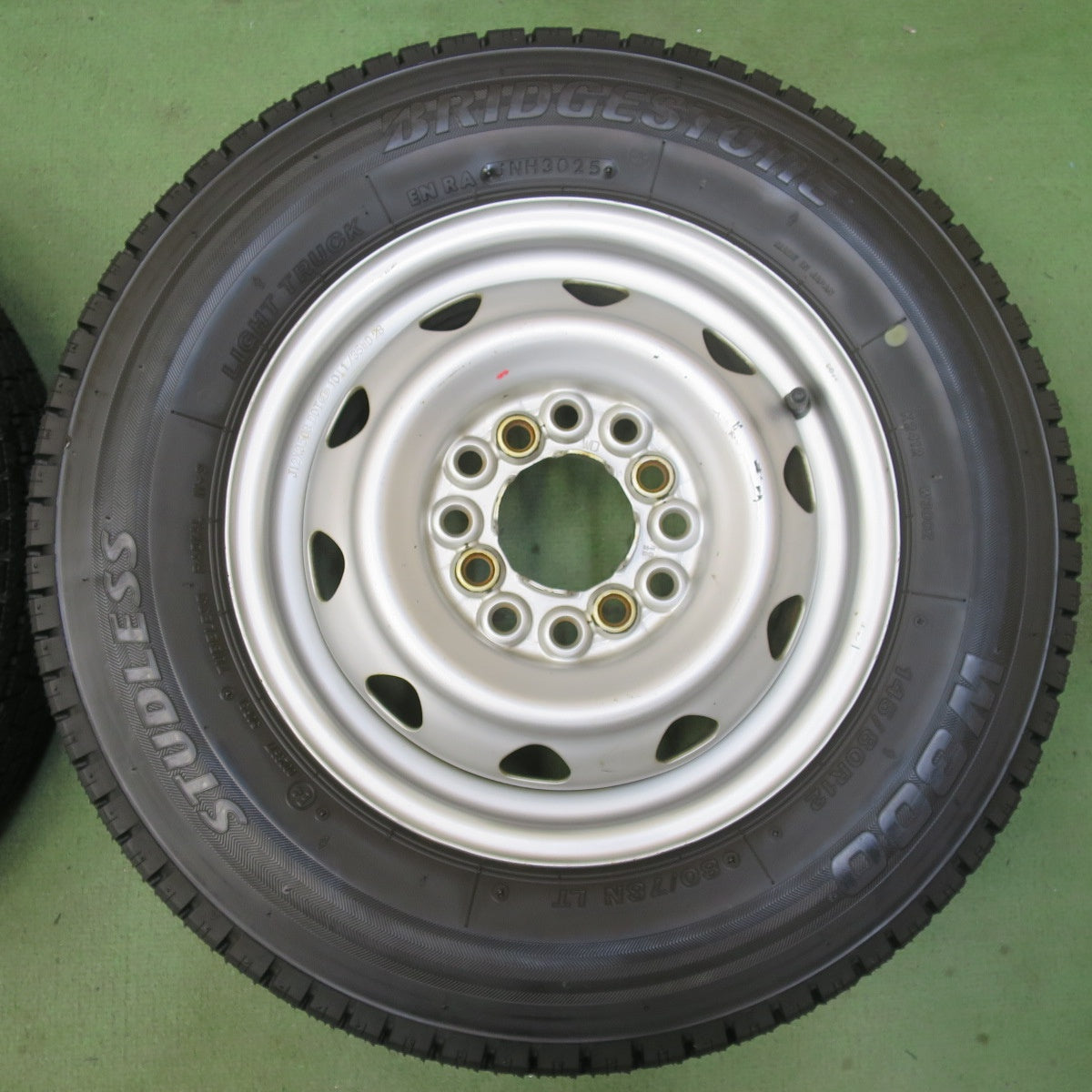 ほぼ未使用！25年◎スタッドレス 145/80R12 80/78N ブリヂストン W300 スチール ホイール 12インチ PCD100 110 114.3/4H マルチ◎6091104イス