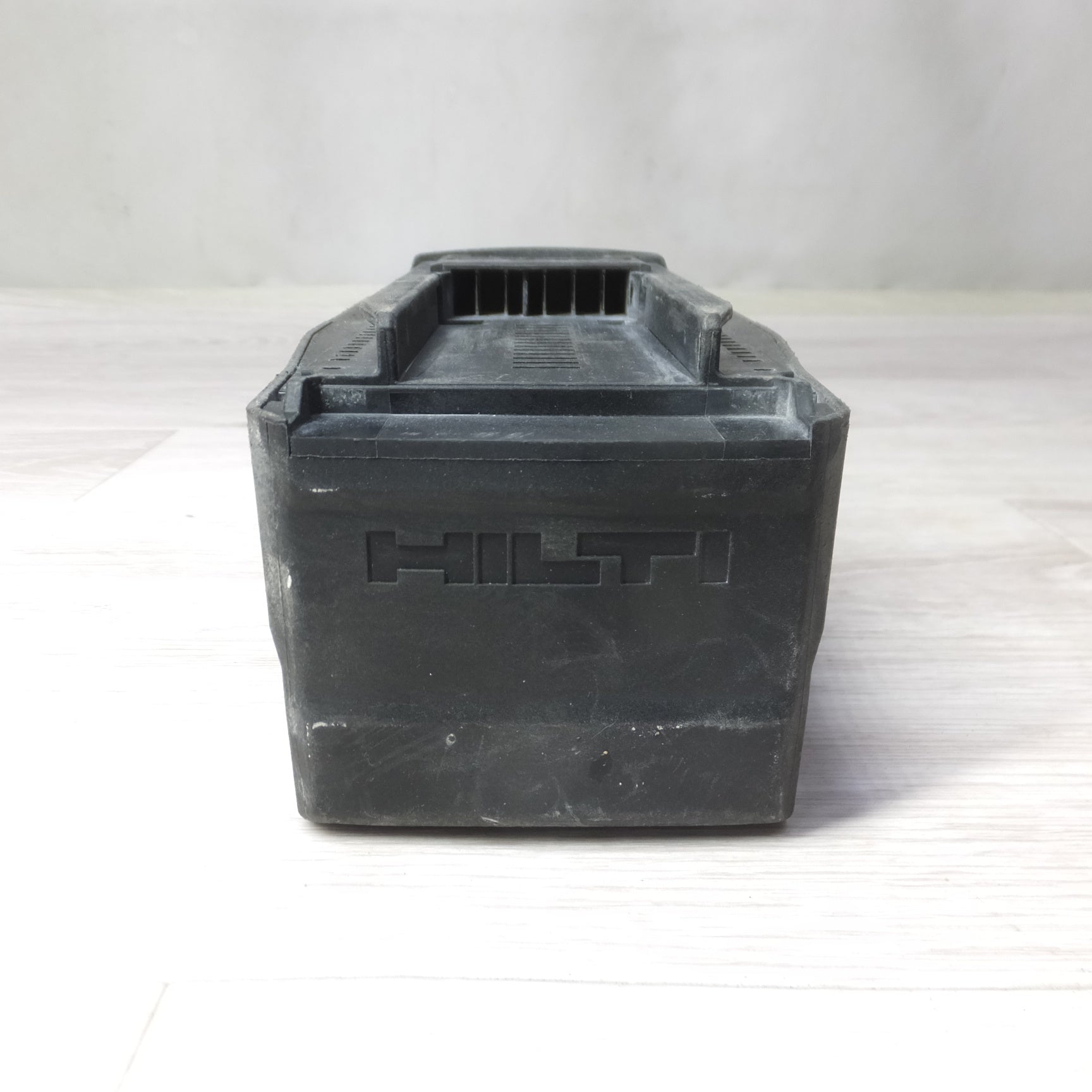 ヒルティ HILTI B36/5.2 リチウムイオンバッテリー 36V【市川行徳店】【店頭取引限定】【中古】管理番号：ITLNPPPZ5ZOO ☆ヒルティ(HILTI) リチウムイオンバッテリー B36/5.2 36V/5.2Ah【柏店