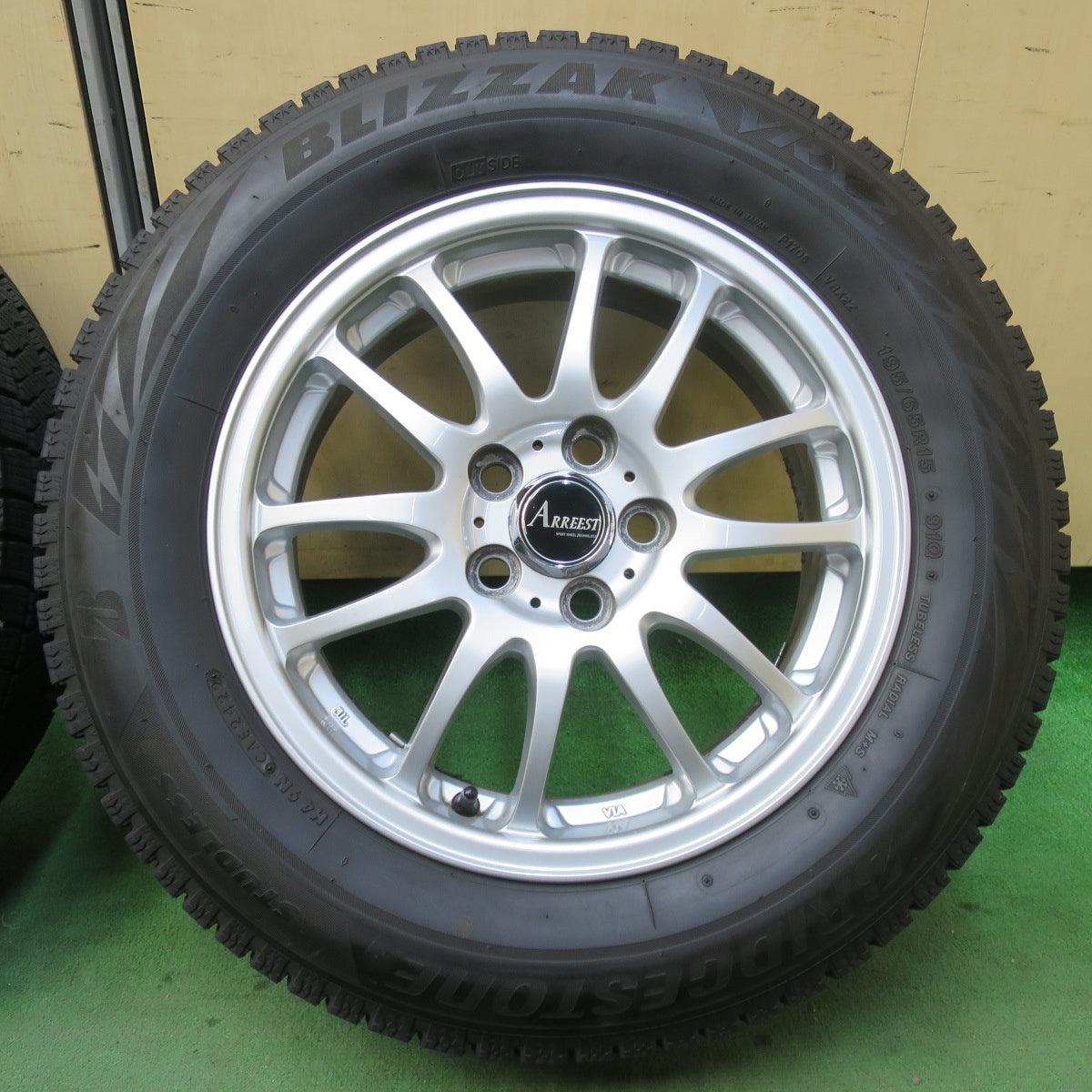バリ溝！22年！キレイ！9分★プリウス 等 195/65R15 スタッドレス ブリヂストン ブリザック VRX2 ARREEST 15インチ PCD100/5H★5112703イス