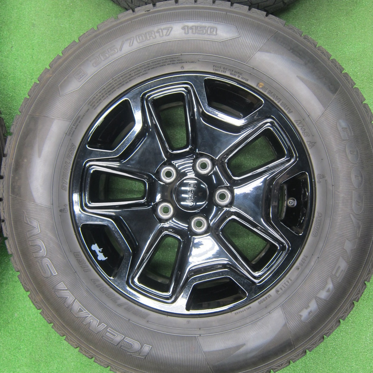 [送料無料] バリ溝！キレイ！8.5分★ジープ ラングラー アンリミテッド 純正 265/70R17 スタッドレス グッドイヤー アイスナビ SUV 17インチ PCD127/5H★4121001TNス