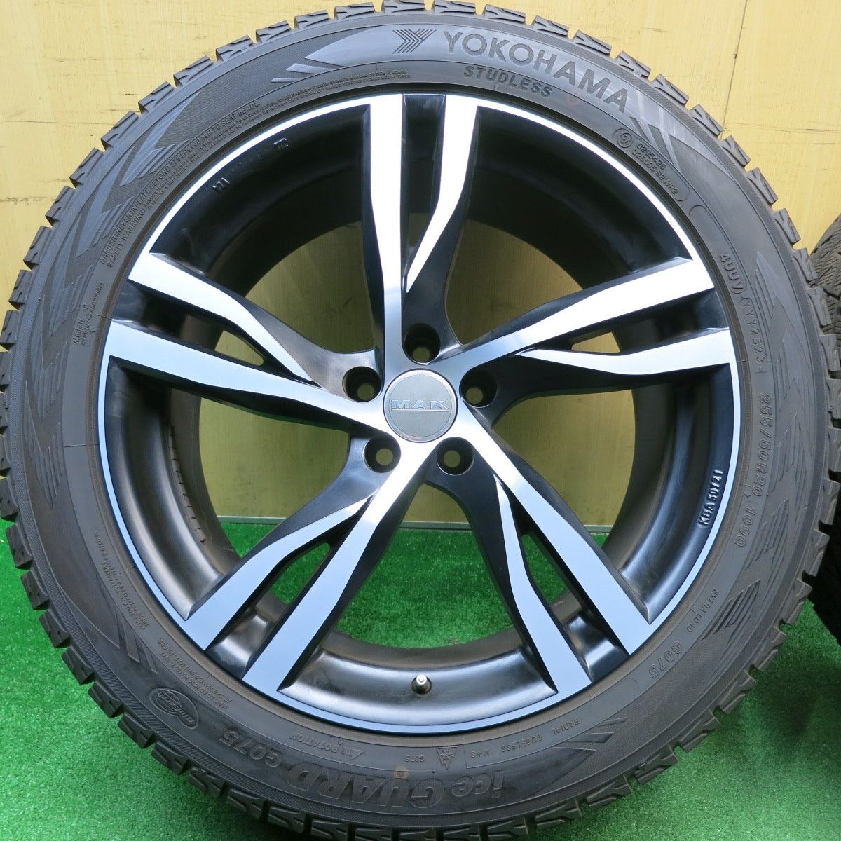 バリ溝！23年！キレイ！9.5分★ジャガー F-PACE 等 MAK STOCKHOLM 255/50R20 スタッドレス ヨコハマ アイスガード G075 ストックホルム 20インチ PCD108/5H★5112907HAス