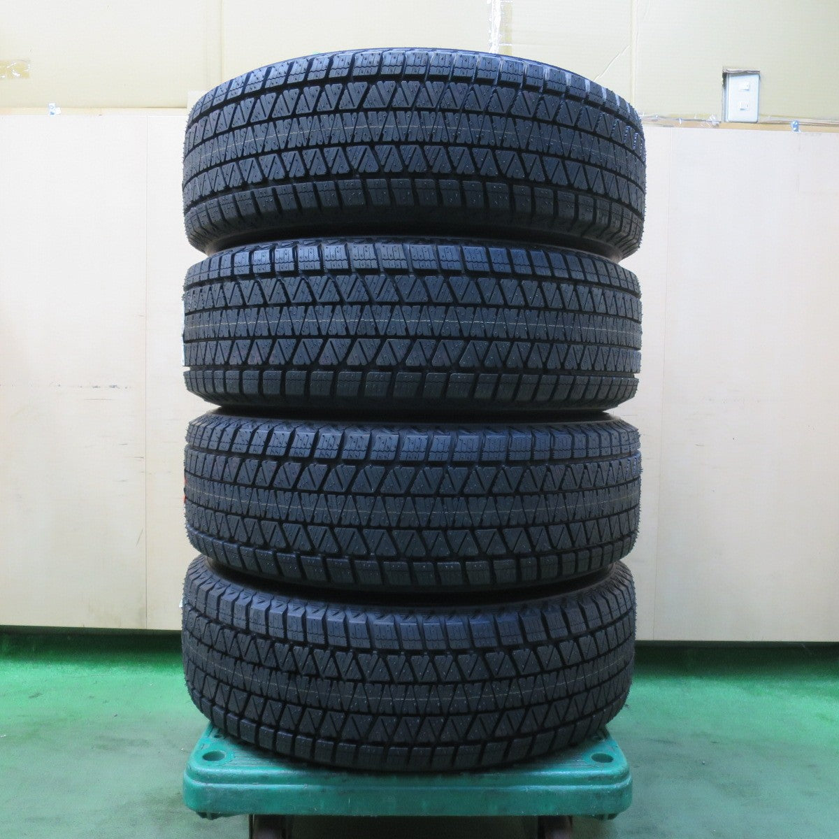 未使用！24年★40系 アルファード 等 Devotion AME 225/65R17 スタッドレス ブリヂストン ブリザック DM-V3 17インチ ディヴォーション PCD120/5H★5112604イス
