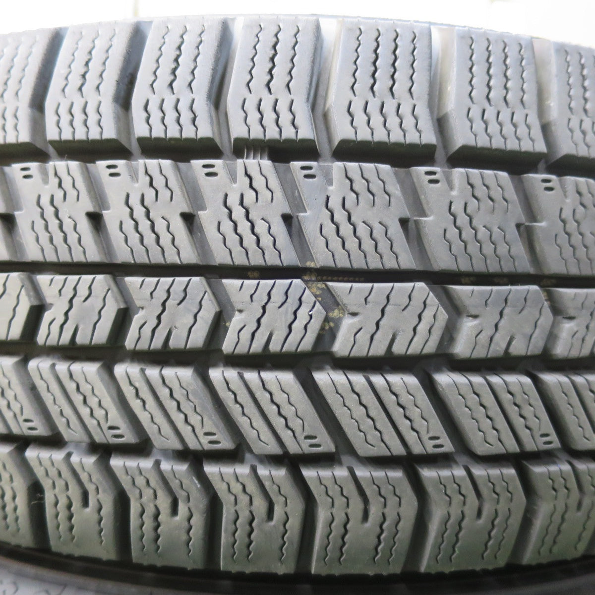 [送料無料] バリ溝！22年！8.5分★スタッドレス 185/65R15 グッドイヤー アイスナビ8 タイヤ 15インチ アクア シエンタ フリード ノート 等★5040307イスタ