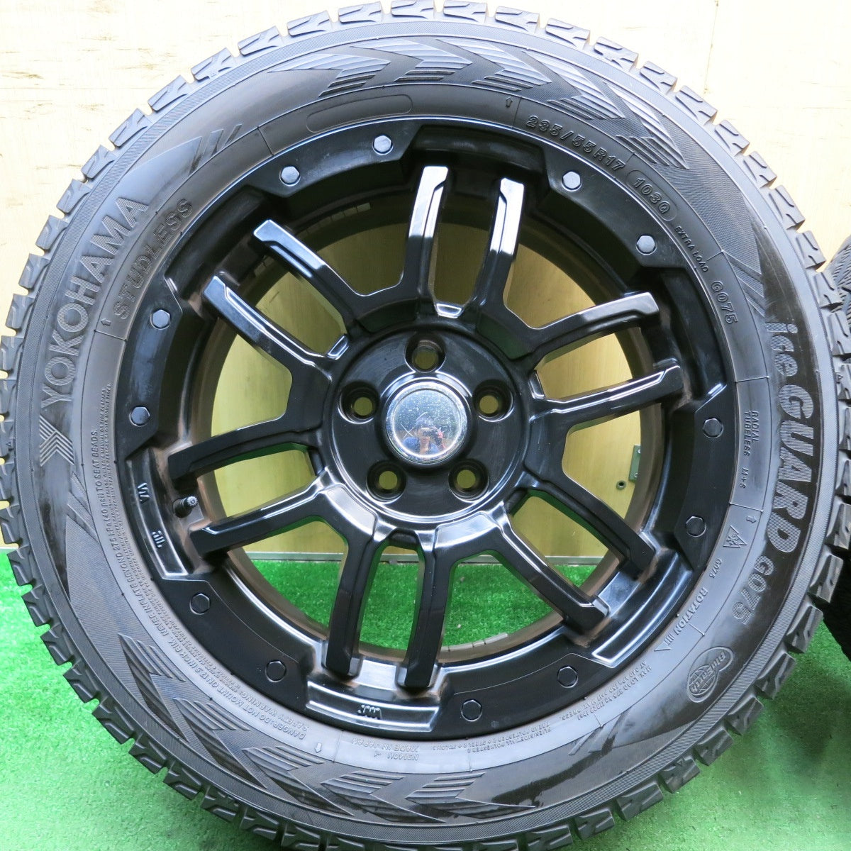 バリ溝！22年！キレイ！9.5分★レネゲード トレイルホーク 等 235/55R17 スタッドレス ヨコハマ アイスガード G075 B-LUGNAS FRD 17インチ PCD110/5H★5070801HAス