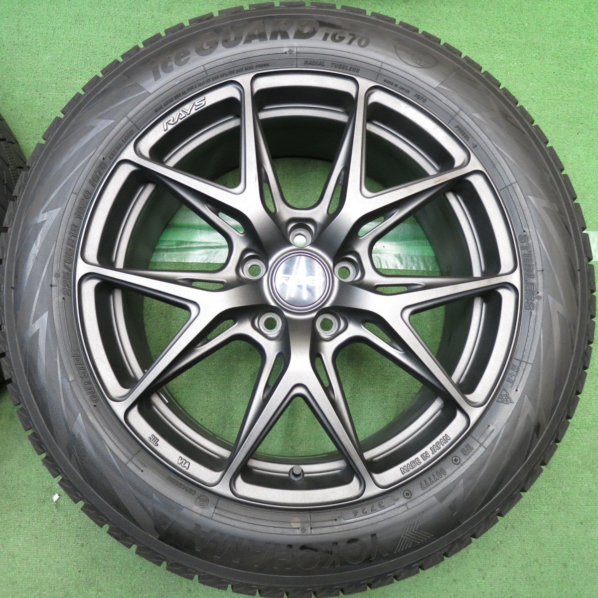 バリ溝！24年！キレイ！9.5分以上◎RAYS VERSUS VV21S 225/55R18 スタッドレス ヨコハマ アイスガード iG70 レイズ ベルサス 18インチ PCD114.3/5H◎6091301HAス