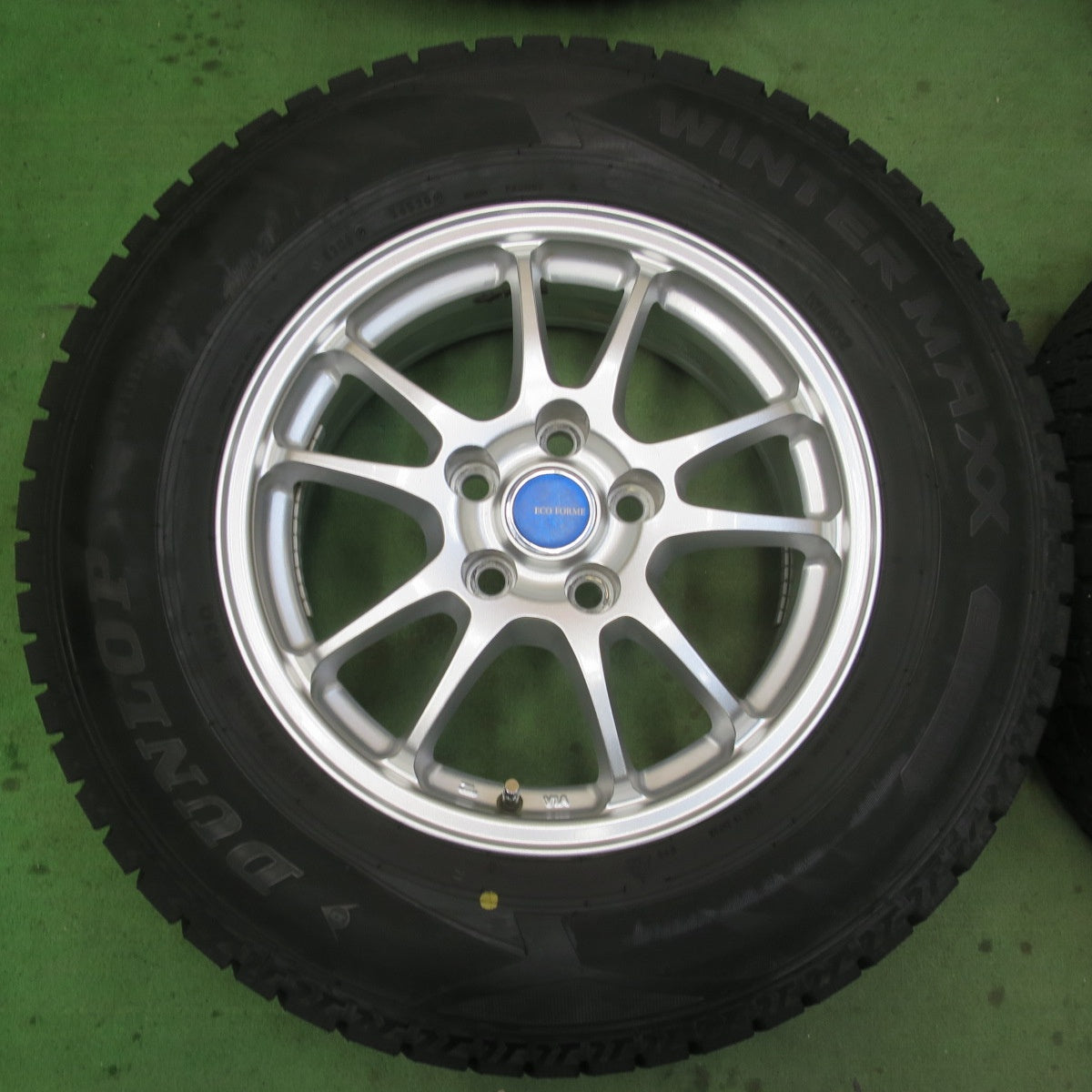 バリ溝！キレイ！9.5分★スタッドレス 225/70R16 ダンロップ ウインターマックス WM02 ECO FORME エコフォルム 16インチ PCD114.3/5H★6021108イス