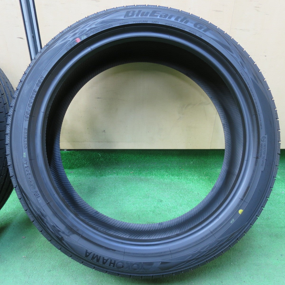 [送料無料] 新車外し！24年★195/50R19 ヨコハマ BluEarth-GT AE51 タイヤ 19インチ 60系 プリウス 等★4111305イノタ