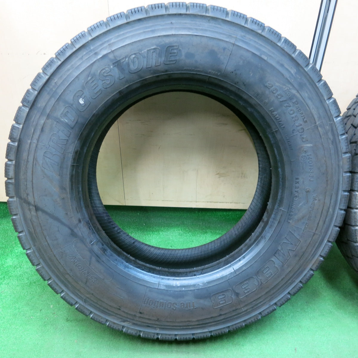 [送料無料] バリ溝！23年！9.5分以上★トラック タイヤ 265/70R19.5 140/138J ブリヂストン M888 ミックス オールシーズン 19.5インチ★4051302ナスタ