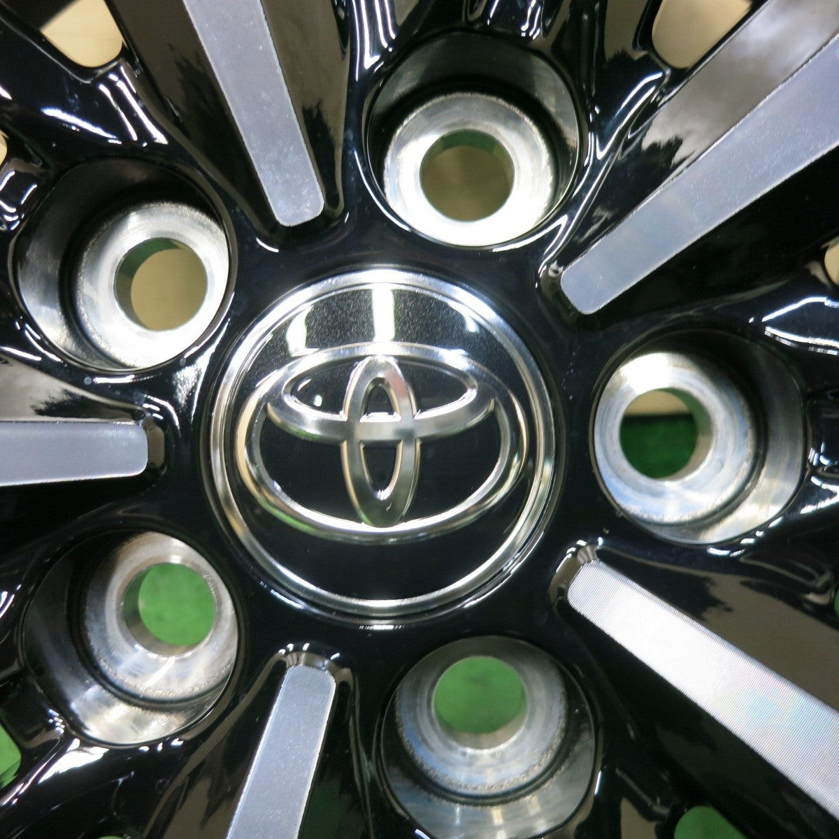 【新車外し】ヤリスクロス 純正 Z ホイール 18インチ ヤリスクロス パーツ情報 新車外しのヤリスクロスZグレード純正