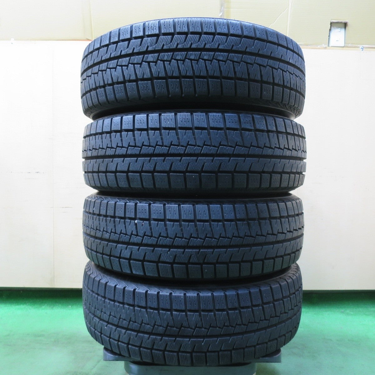 バリ溝！22年！9.5分以上★スタッドレス 205/65R16 クムホ ウィンタークラフト アイス Wi61 タイヤ 16インチ ヤリスクロス セレナ ティアナ 等★5032011イスタ