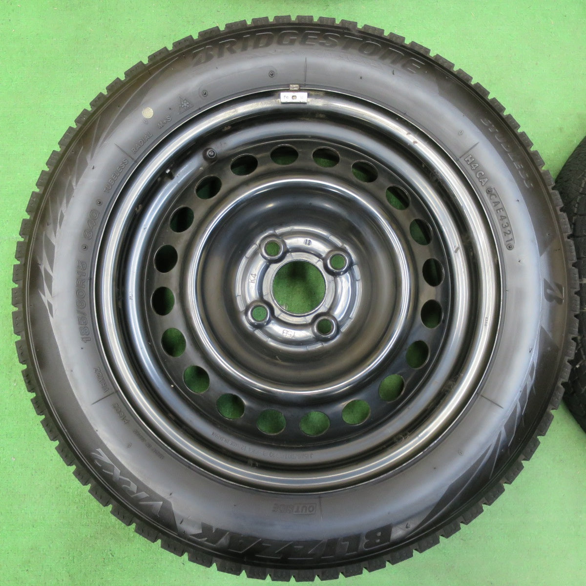 [送料無料] バリ溝！21年！キレイ！9分★スタッドレス 185/60R15 ブリヂストン ブリザック VRX2 スチール ホイール 15インチ PCD100/4H★4093015イス