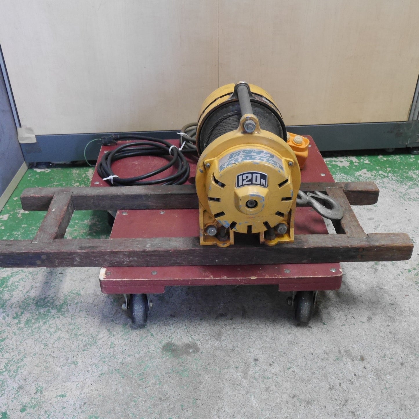 [送料無料] ☆新ダイワ マイティ ウインチ SW-120 120kg リモコン付き 電動 ウィンチ 単相 100V 工具 吊り 上げ 巻き 上げ ウィンチ 運搬 荷運び☆