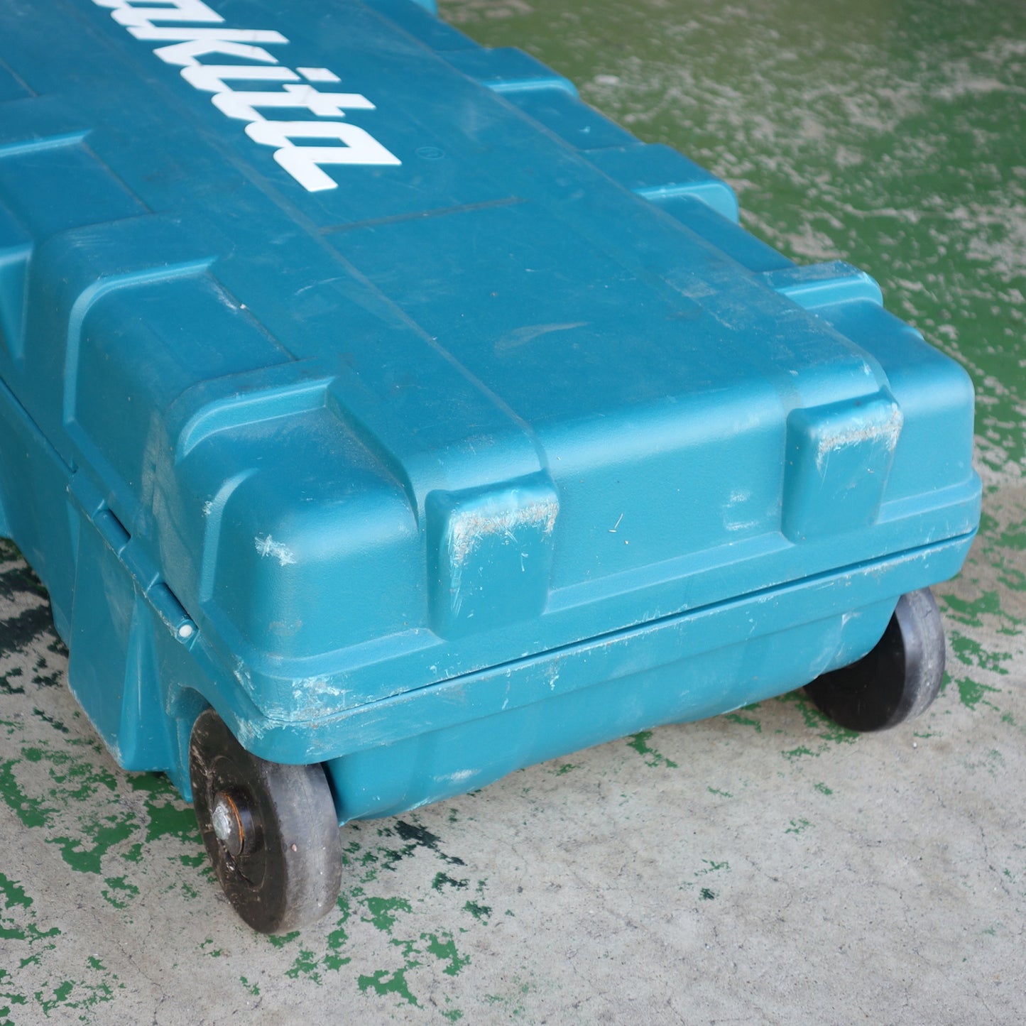 [送料無料] ◆makita マキタ 電動ハンマ HM1511 六角軸30mm ハツリ 電動工具 キャスタ付きプラスチックケース 100V 50/60Hz◆