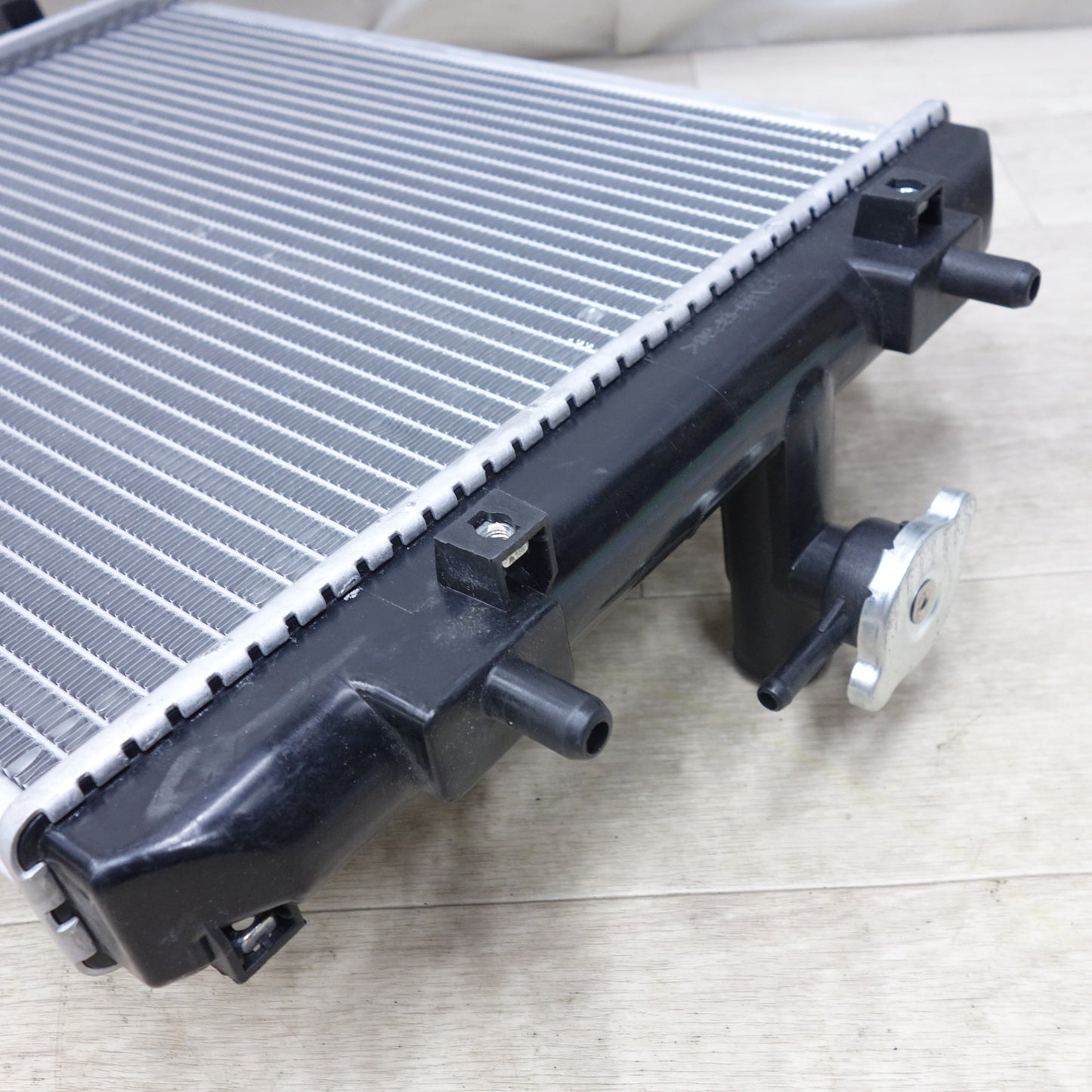 [送料無料] ほぼ未使用◆スズキ ワゴンR 用 ラジエーター PA66-GF30 メーカー 不明 カー パーツ◆
