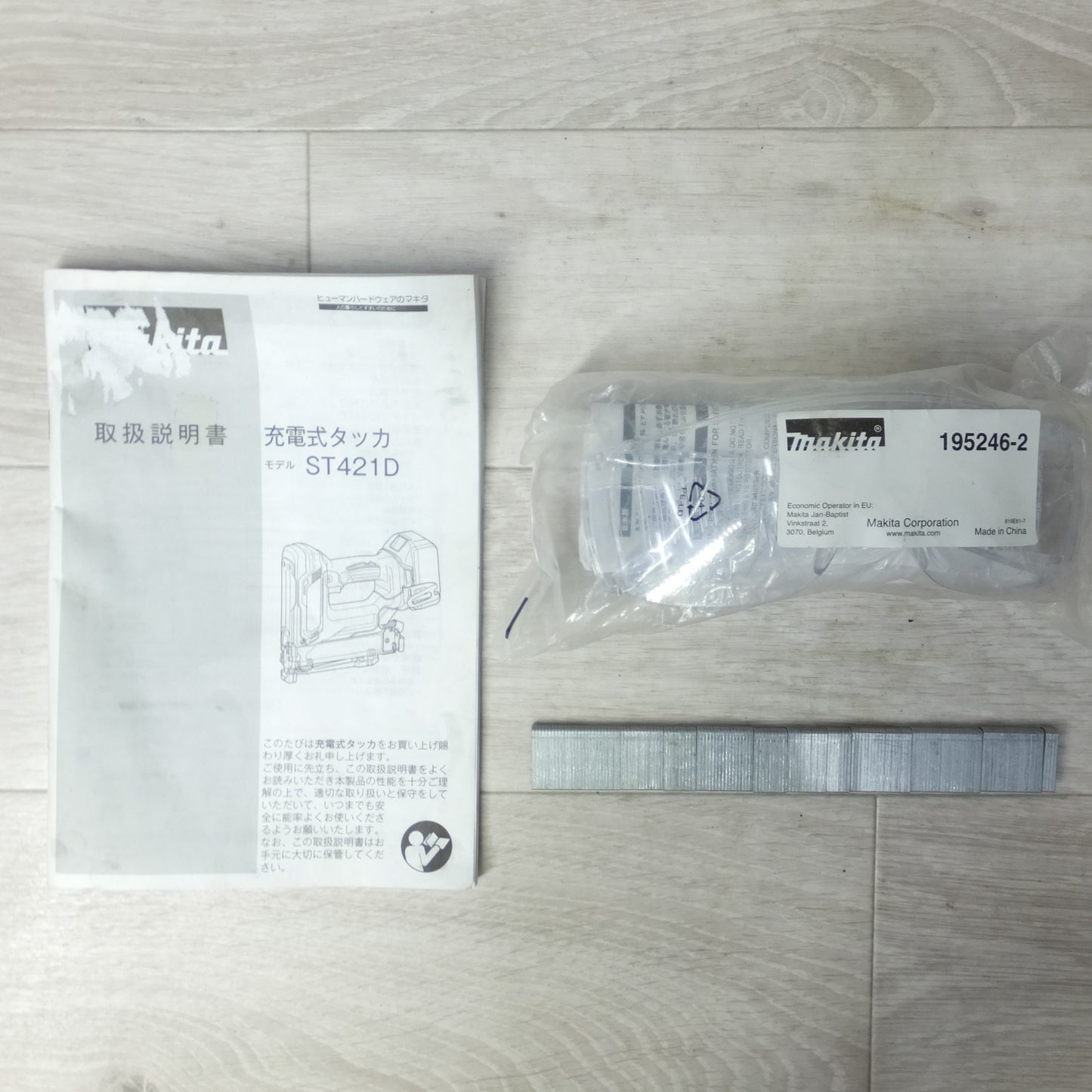 [送料無料] ◆マキタ 充電式 タッカ ST421D 18V J線 4mm 本体 ケース付き 電動 工具◆