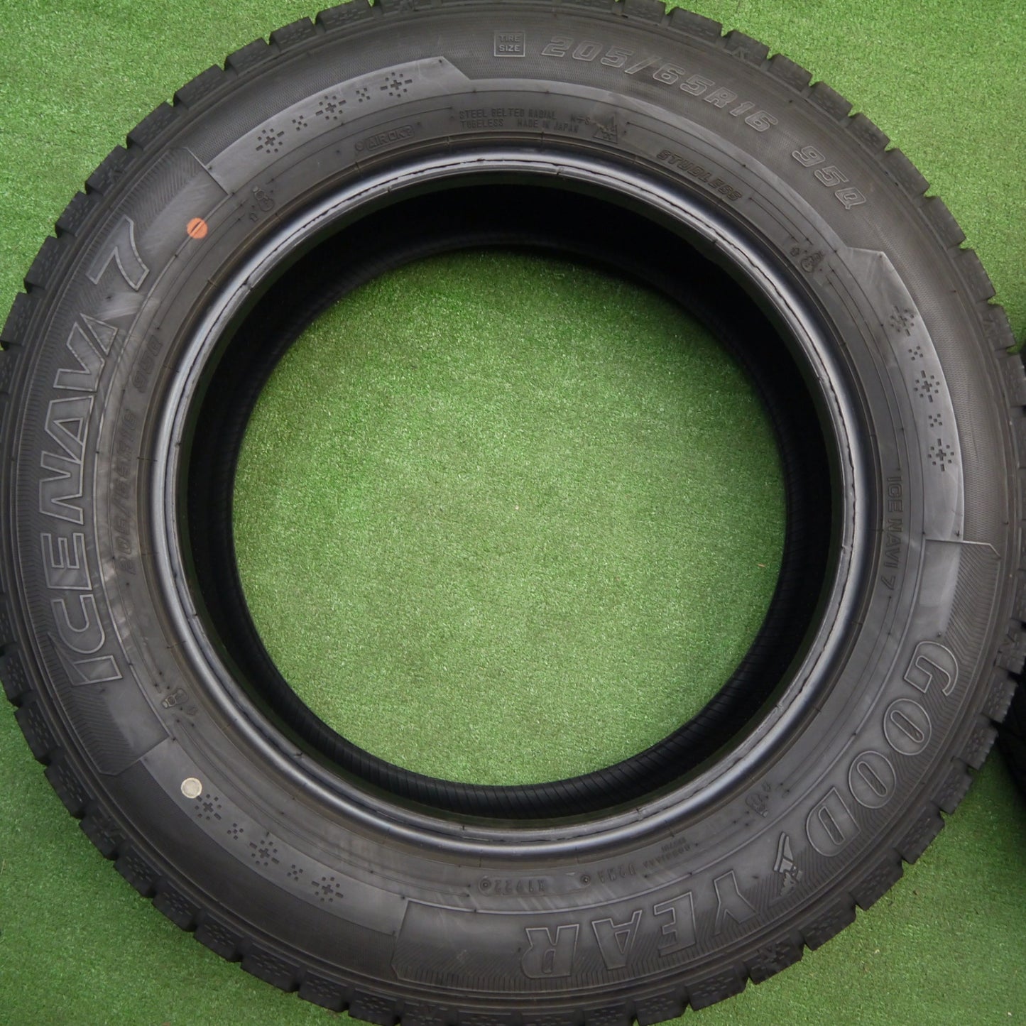 バリ溝！22年！9.5分以上★スタッドレス 205/65R16 グッドイヤー アイスナビ7 タイヤ 16インチ ヤリスクロス ヴェゼル ノア ヴォクシー 等★5120102Hスタ
