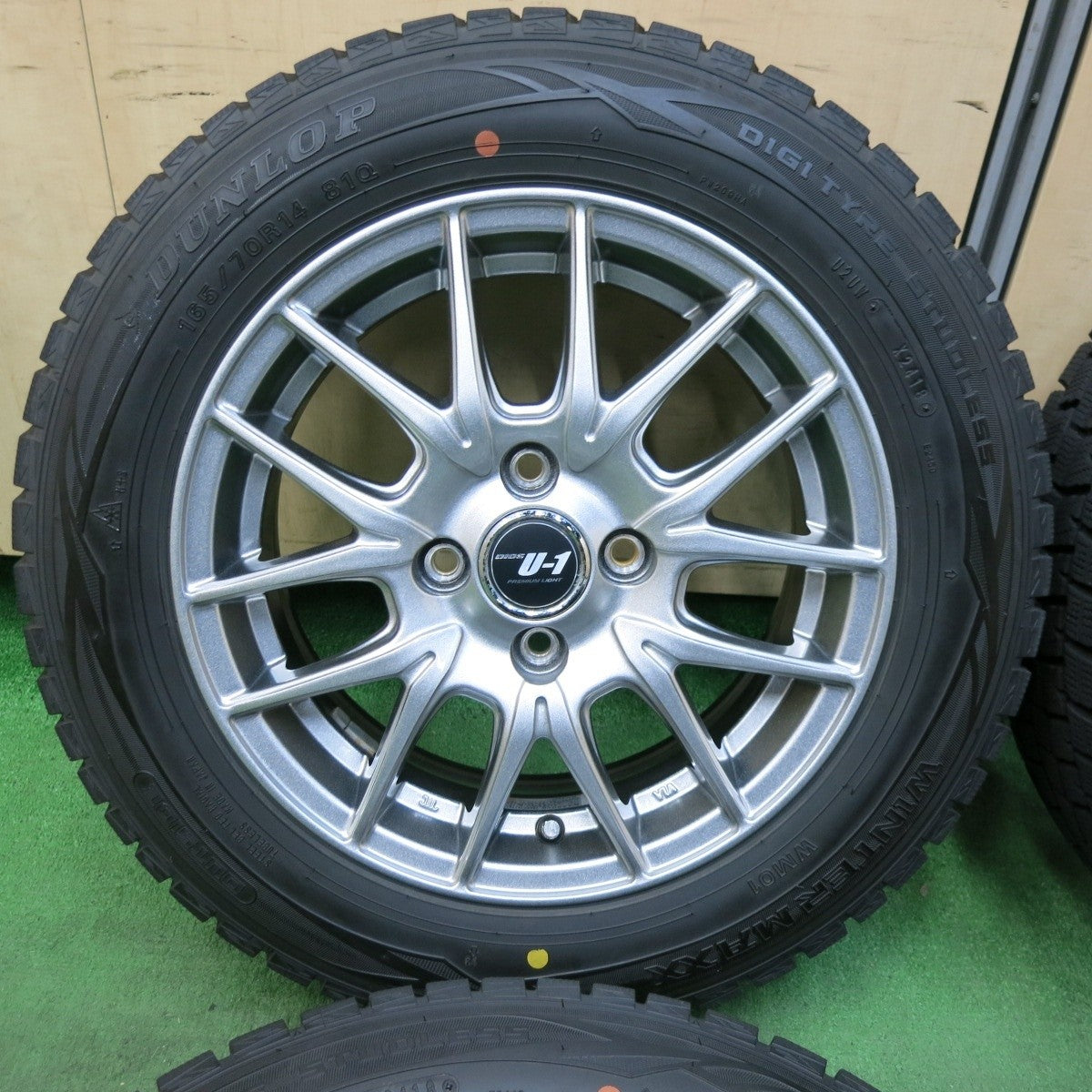 バリ溝！キレイ！9.5分以上☆スタッドレス 165/70R14 ダンロップ