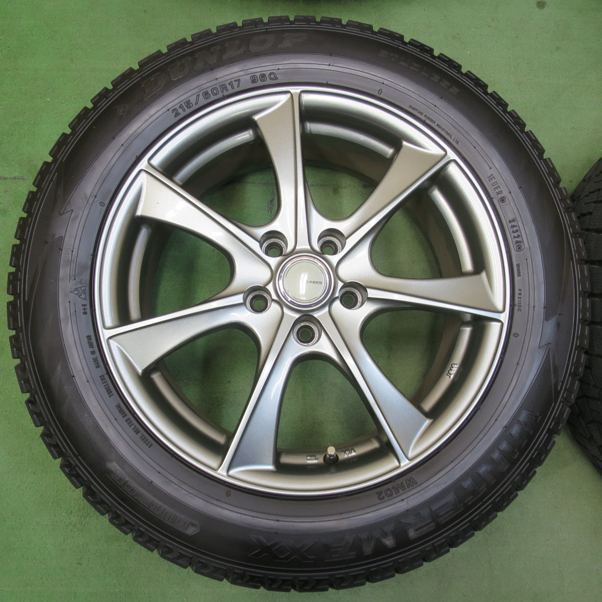 バリ溝！24年！キレイ！9.5分★スタッドレス 215/60R17 ダンロップ ウインターマックス WM02 LEBEN BX レーベン 17インチ PCD114.3/5H★5123012イス