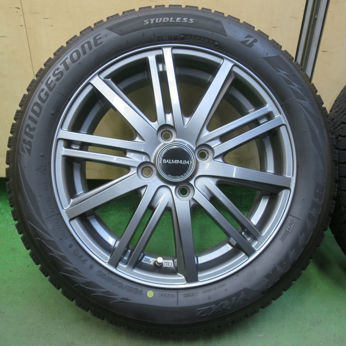 バリ溝！22年！キレイ！8.5分◎スタッドレス 165/60R15 ブリヂストン ブリザック VRX2 BALMINUM BR10 バルミナ 軽サイズ 15インチ PCD100/4H◎6092405イス
