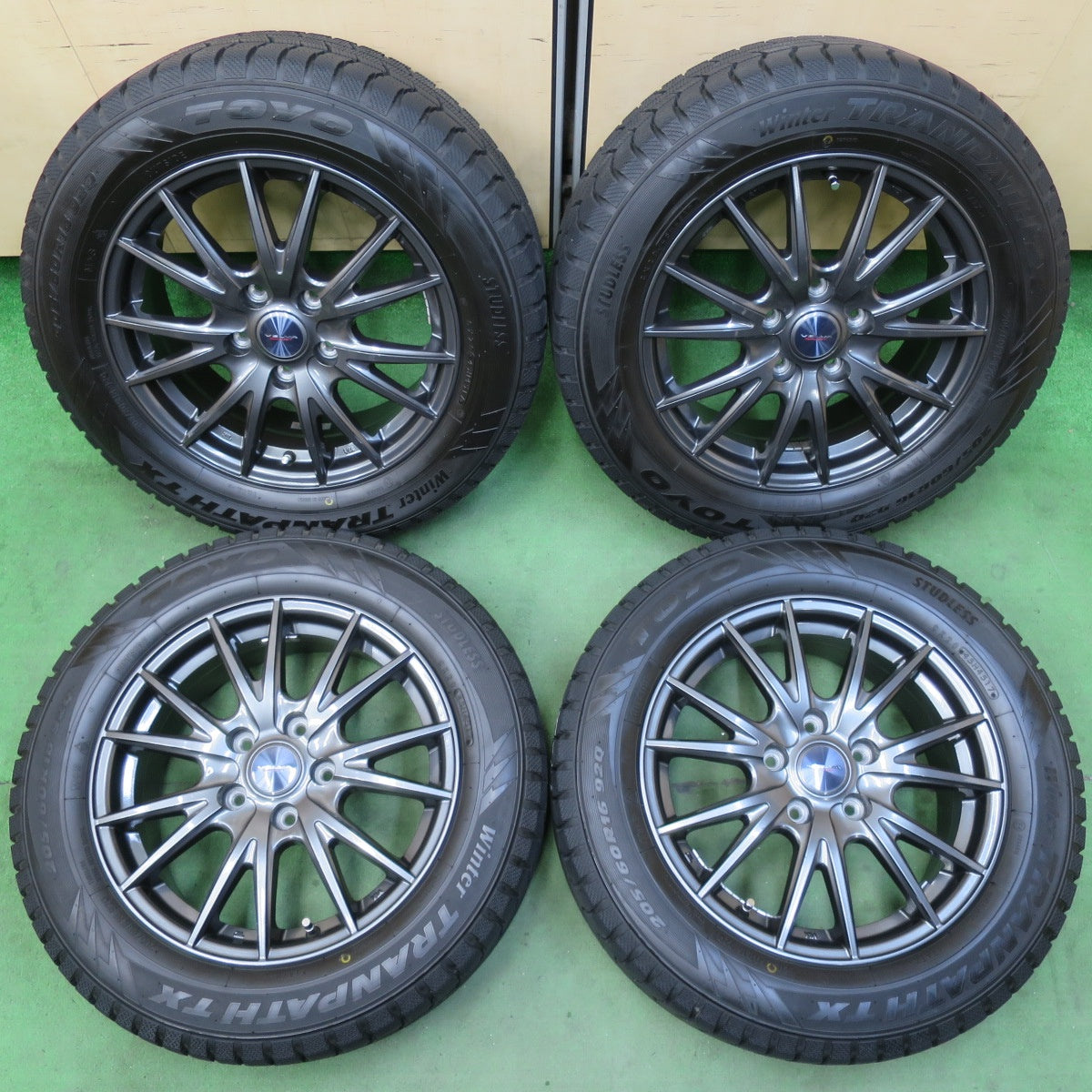 [送料無料] バリ溝！キレイ！9.5分★スタッドレス 205/60R16 トーヨー ウインター トランパス TX VELVA SPORT ヴェルヴァ 16インチ PCD114.3/5H★5033101イス