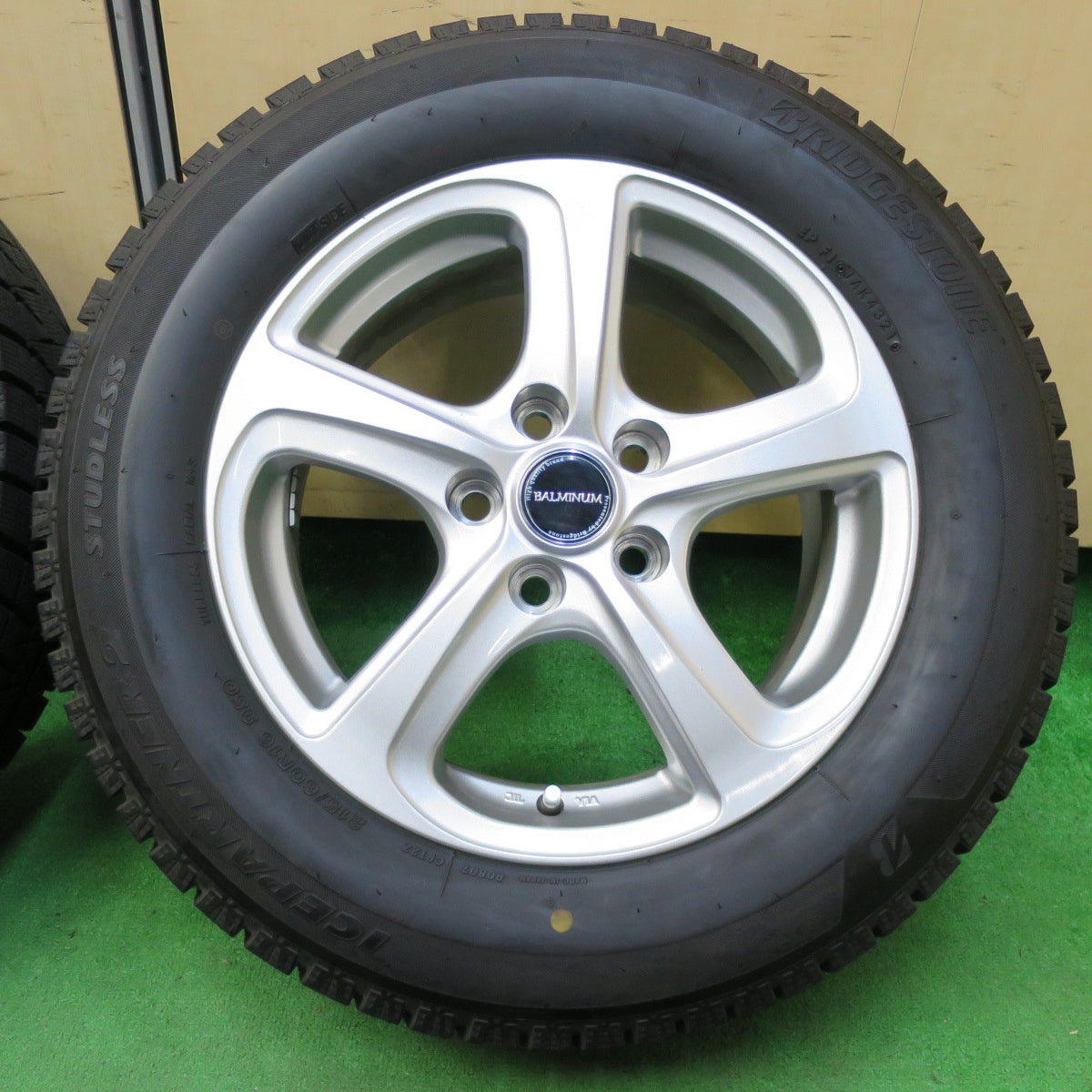 *送料無料* バリ溝！21年！キレイ！9.5分以上★スタッドレス 215/60R16 ブリヂストン アイスパートナー2 BALMINUM バルミナ 16インチ PCD114.3/5H★4061102イス