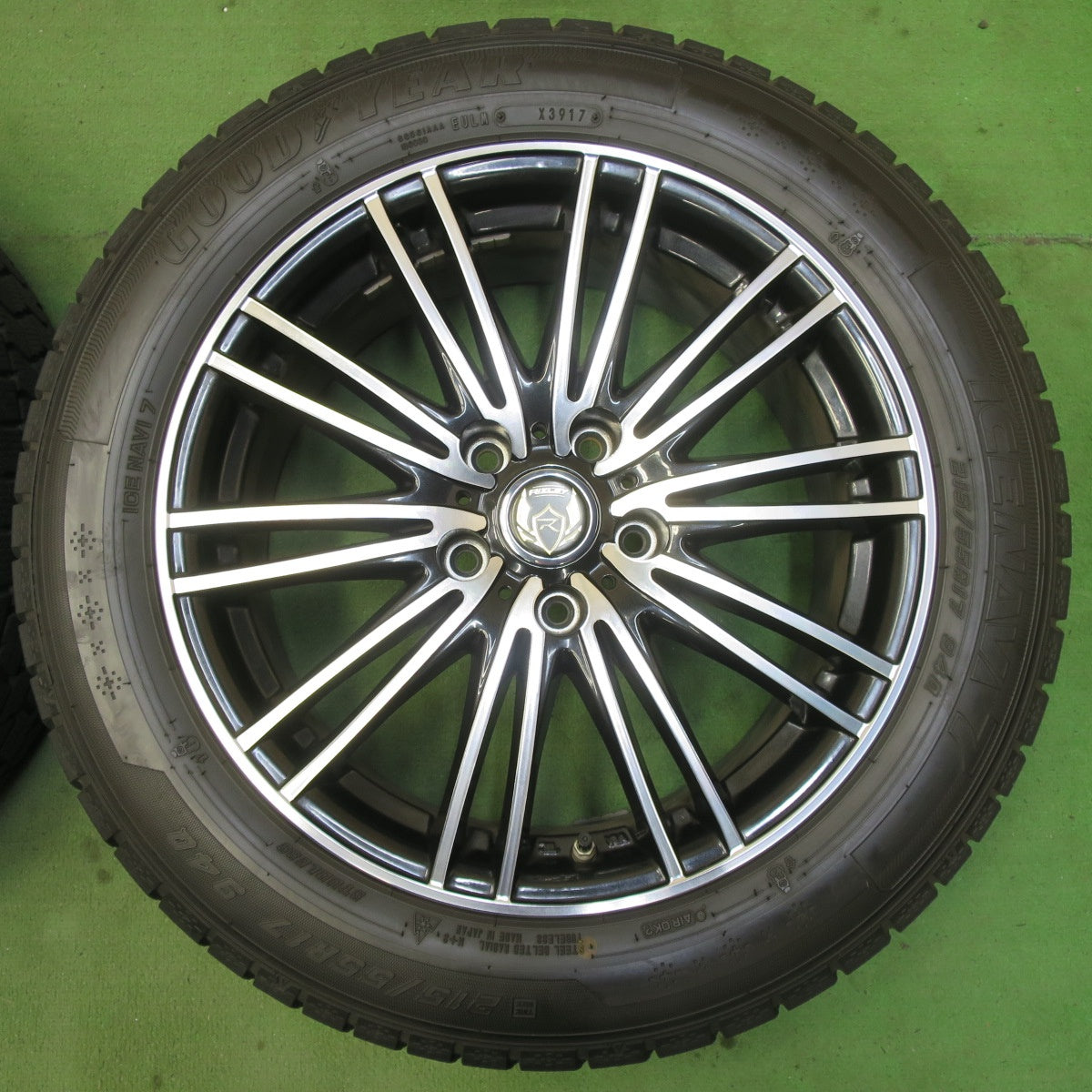 バリ溝！キレイ！8.5分★スタッドレス 215/55R17 グッドイヤー アイスナビ7 RiZLEY ライツレー 17インチ PCD114.3/5H★5070201イス