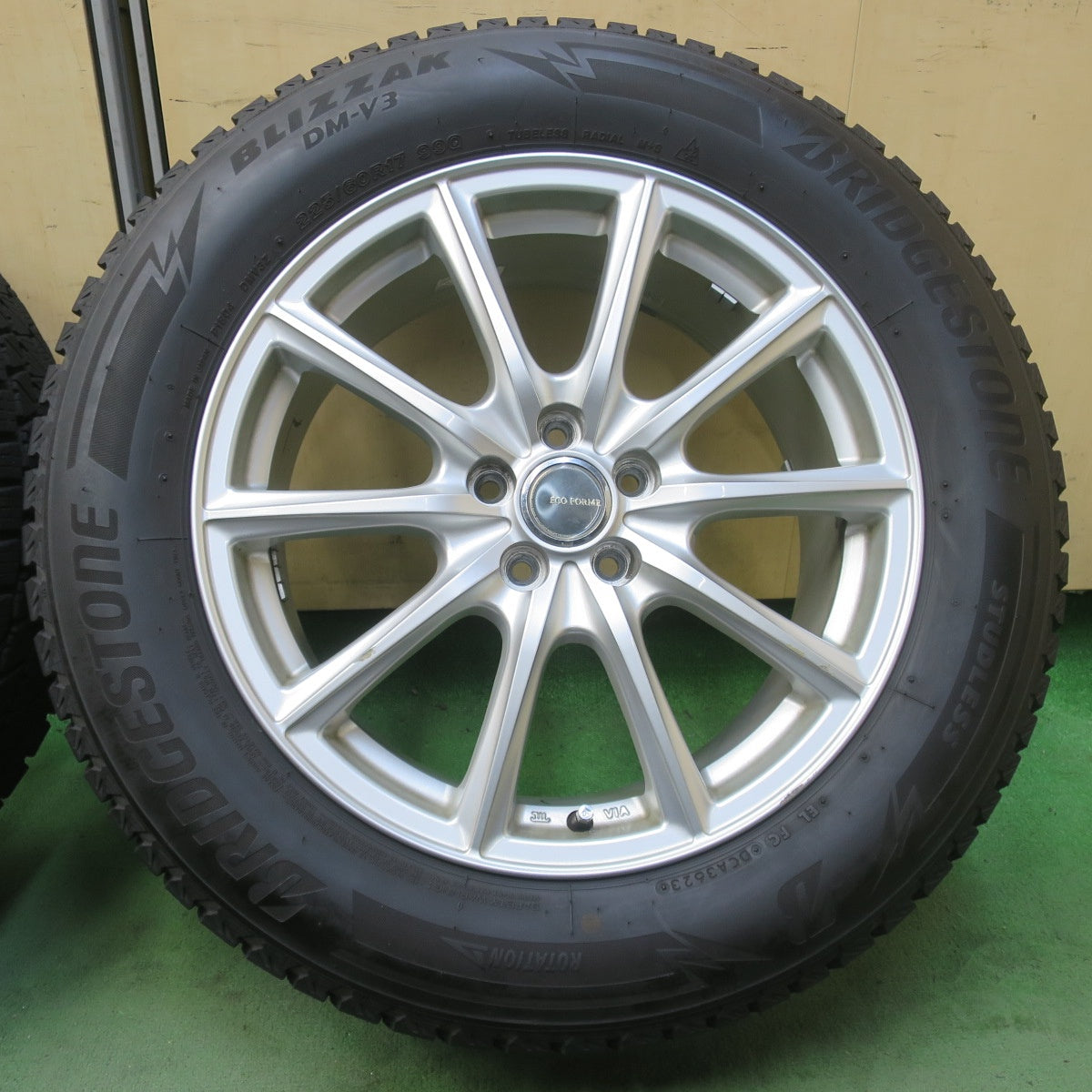 4本価格！23年◎XV フォレスター 等 225/60R17 スタッドレス ブリヂストン ブリザック DM-V3 ECO FORME エコフォルム 17インチ PCD100/5H◎6101603イス