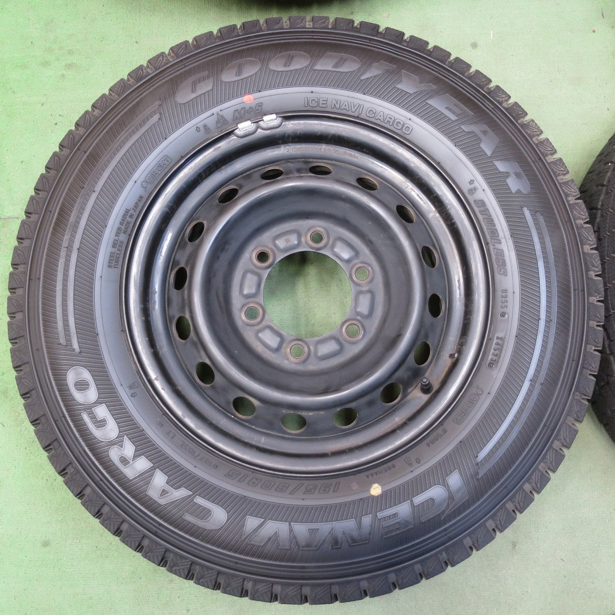 バリ溝！23年！9.5分以上★トヨタ 200系 ハイエース 純正 スチール 195/80R15 107/105L スタッドレス グッドイヤー アイスナビ CARGO カーゴ 15インチ PCD139.7/6H★6043012イス
