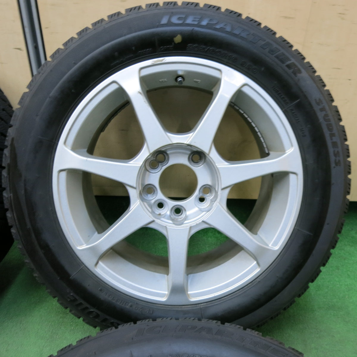 [送料無料] バリ溝！9分★スタッドレス 205/60R16 ブリヂストン アイスパートナー 社外 アルミ 16インチ PCD114.3/4H 5H マルチ★4121106SYス