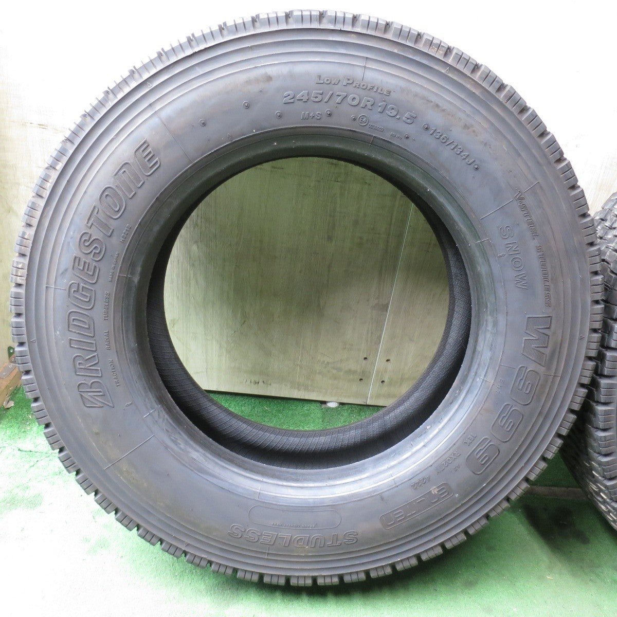バリ溝！22年！9分★トラック タイヤ 245/70R19.5 136/134J スタッドレス ブリヂストン W999 19.5インチ★4052803クスタ