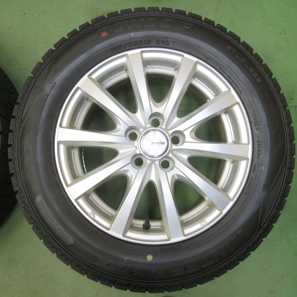 バリ溝！25年！キレイ！ほぼ10分◎プリウス 等 195/65R15 スタッドレス ダンロップ ウインターマックス WM02 ravrion RS01 ラブリオン 15インチ PCD100/5H◎6070803イス