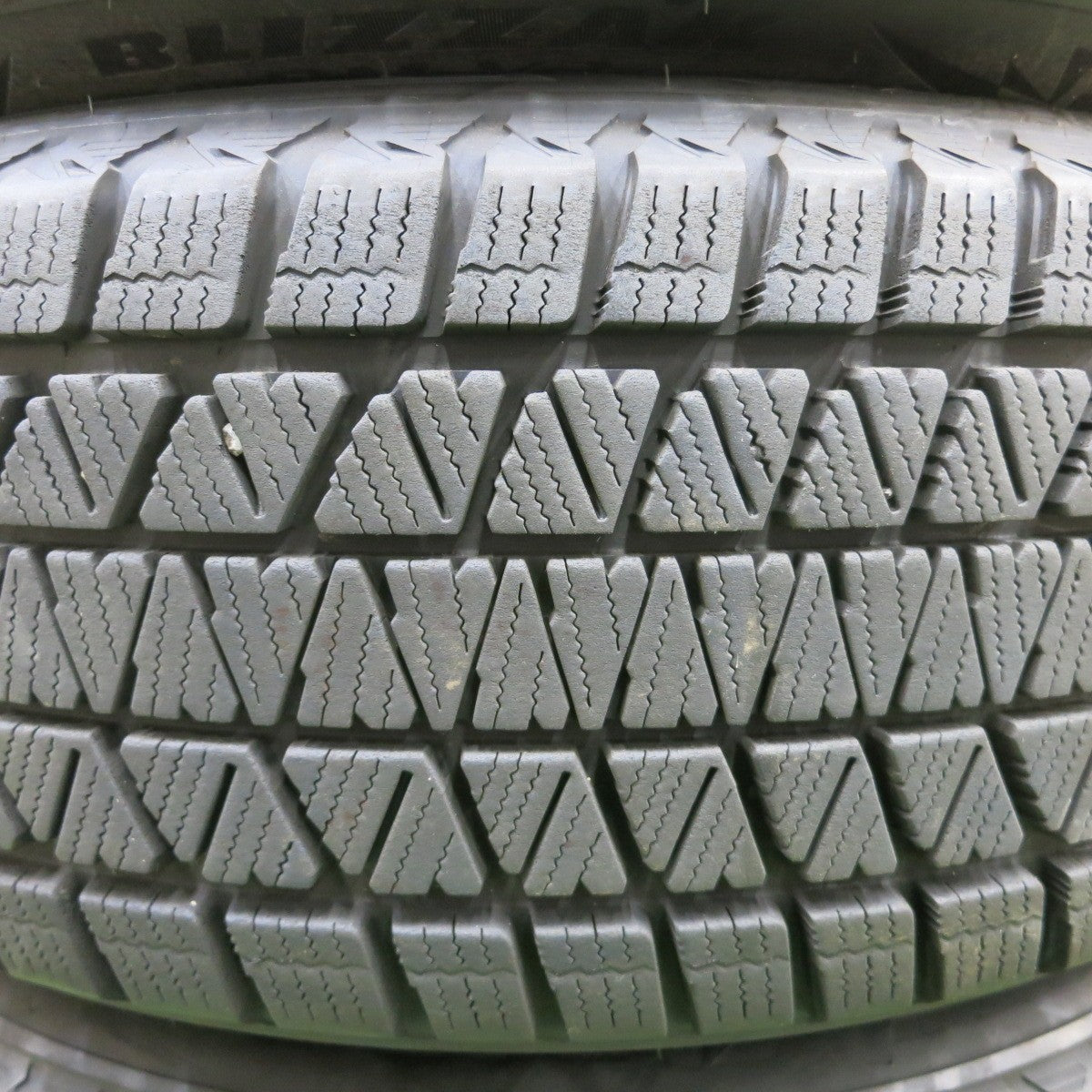 バリ溝！22年！キレイ！9.5分★ベンツ 等 IRVINE 235/60R18 スタッドレス ブリヂストン ブリザック DM-V3 アーヴィン 18インチ PCD112/5H★5050205ナス