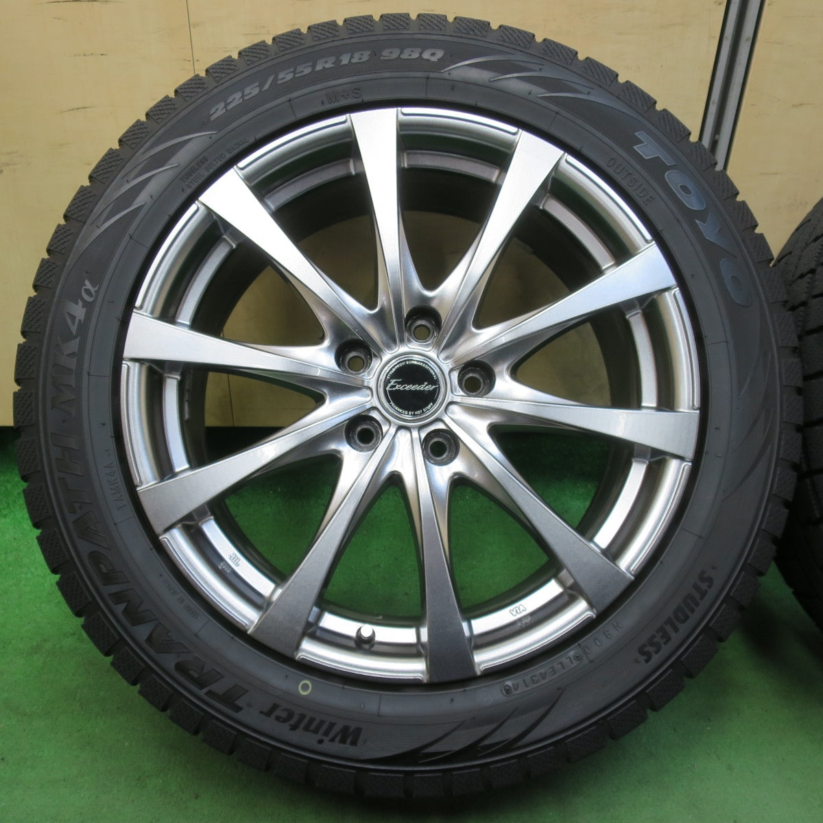[送料無料] バリ溝！9.5分★スタッドレス 225/55R18 トーヨー ウインター トランパス MK4α Exceeder エクシーダー 18インチ PCD114.3/5H★5012409イス