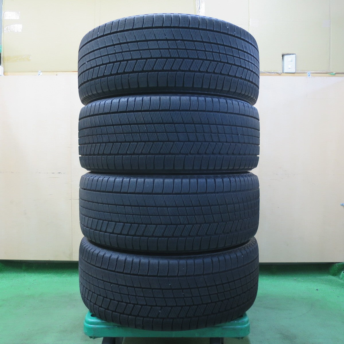センサー付！バリ溝！22年！キレイ！9.5分★レクサス 等 Delmore 245/50R19 スタッドレス ブリヂストン ブリザック VRX3 デルモア 19インチ PCD120/5H★5042506イス