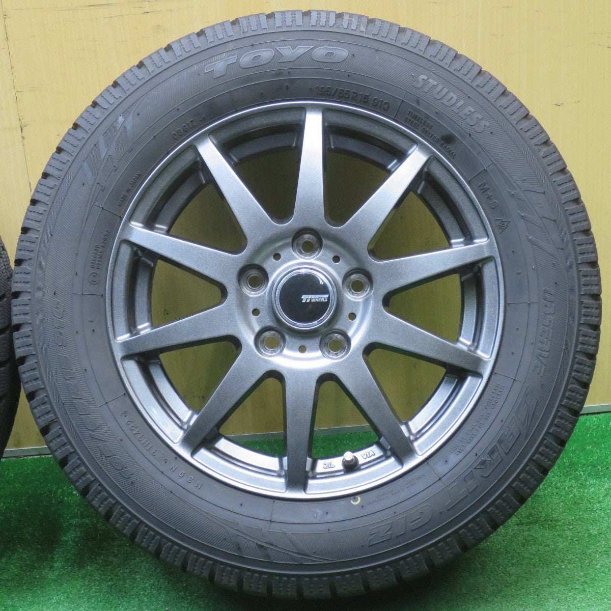 バリ溝！22年！キレイ！9.5分★スタッドレス 195/65R15 トーヨー オブザーブ ガリット GIZ Ti WHEELS 15インチ PCD114.3/5H★5111902NJス